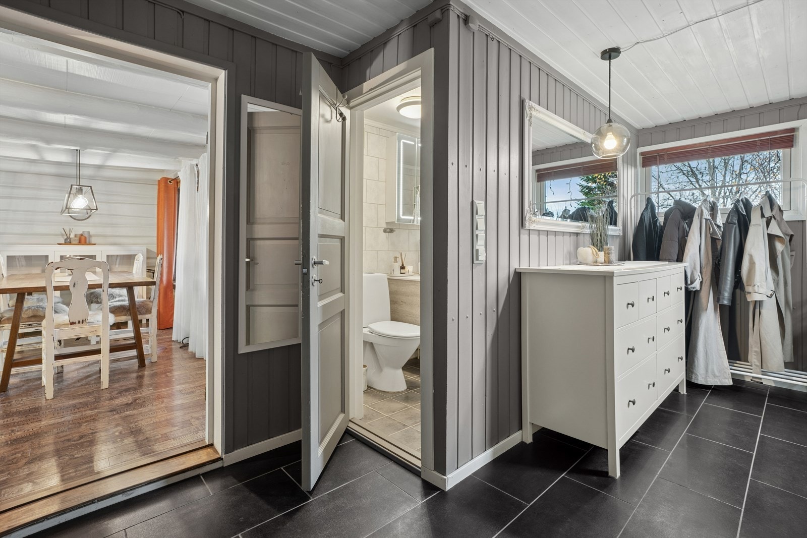 Gang mot spisestue. Galleribilde