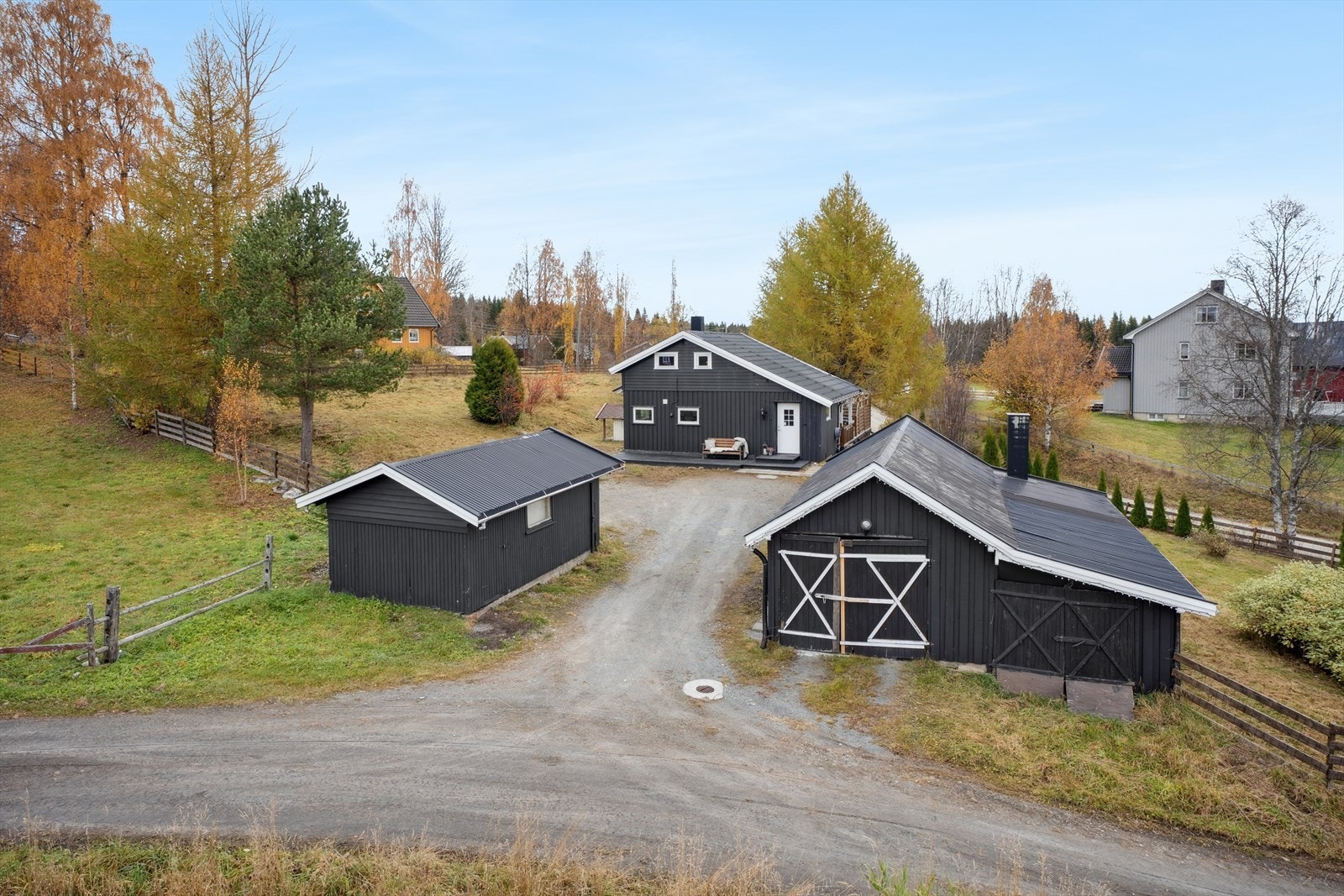 Det er en eldre garasje med uthus og en ekstra garasje på tomten. Galleribilde