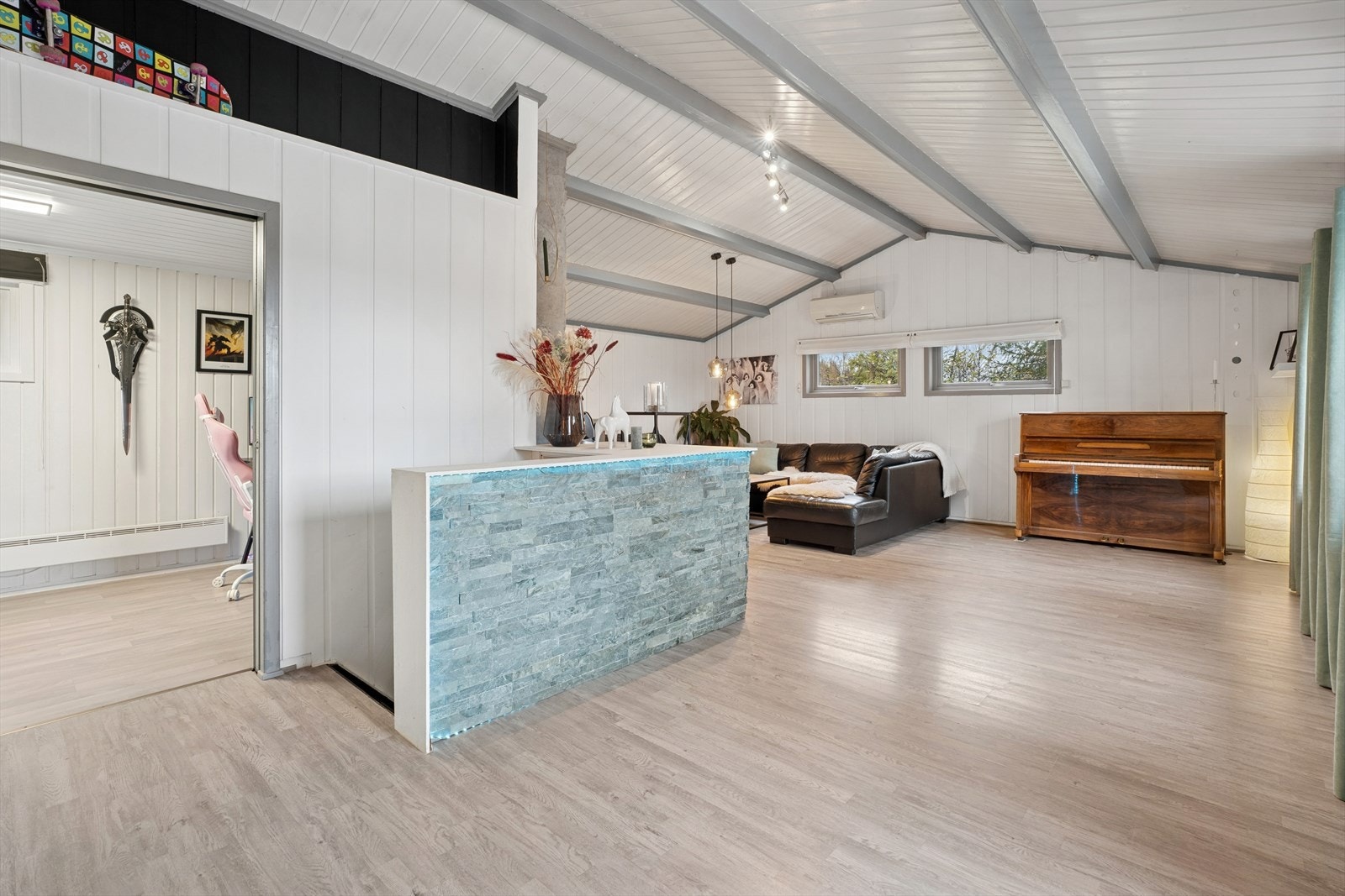 Stuen er malt i lyse farger. Trapp ned til kjeller. Galleribilde