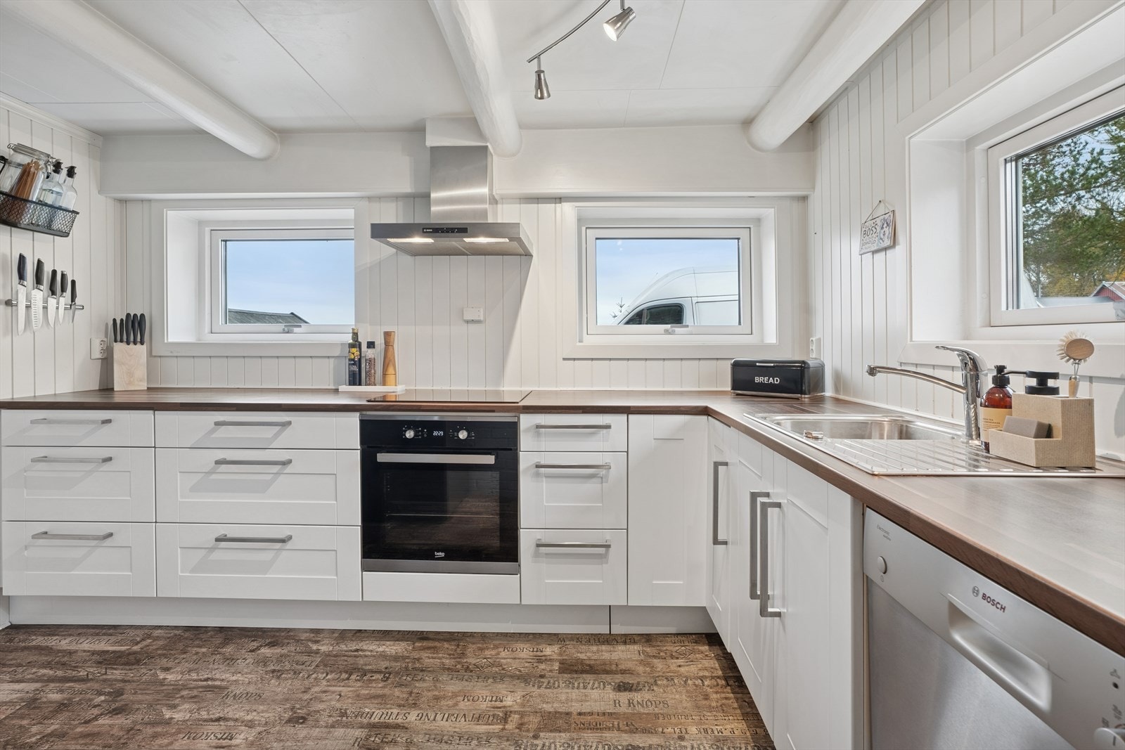 Det er godt med skuffe- skap- og benkeplass på kjøkkenet. Det er integrert komfyr og platetopp som medfølger. Ventilator med avtrekk ut. Galleribilde