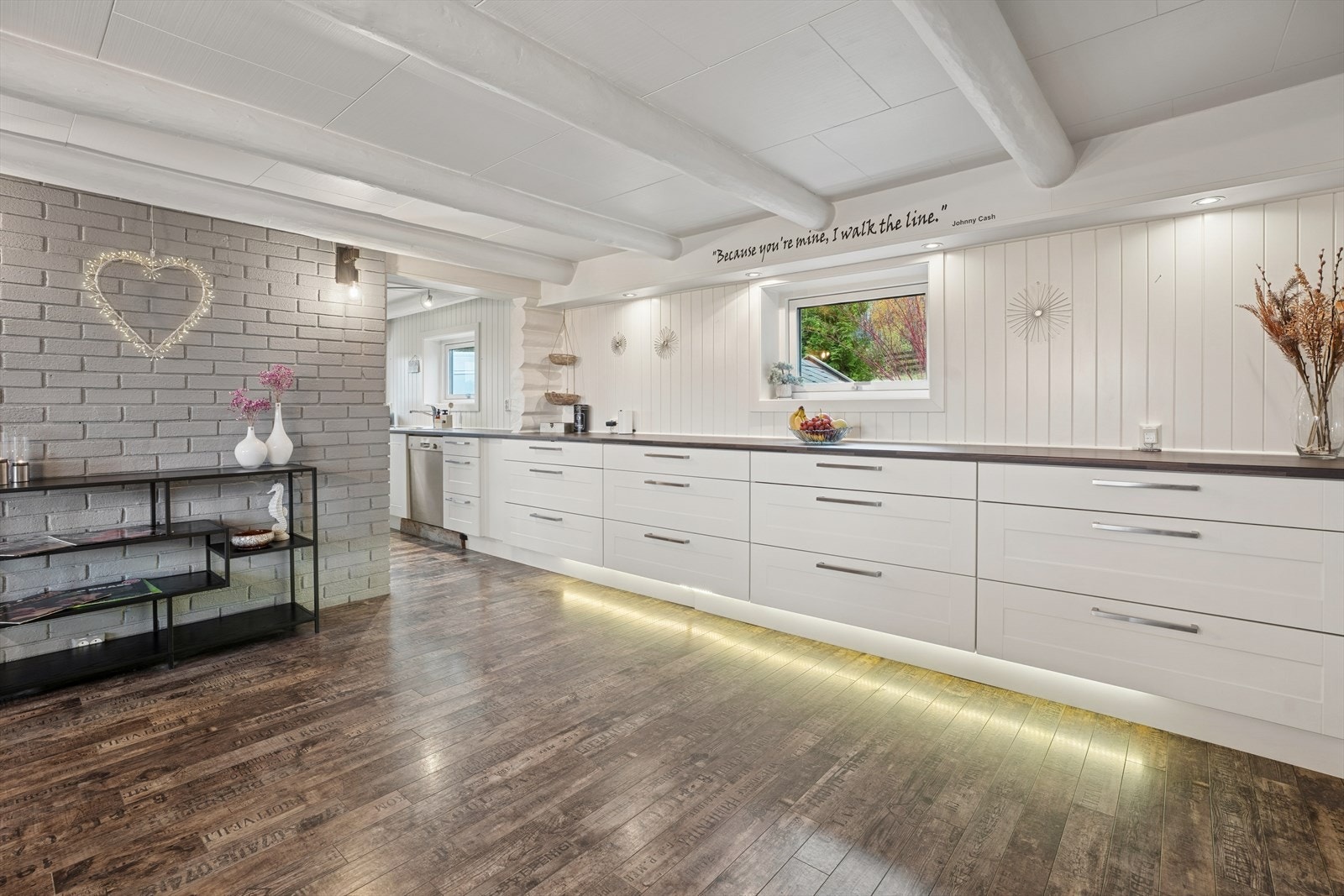 Kjøkken og spisestue. Galleribilde