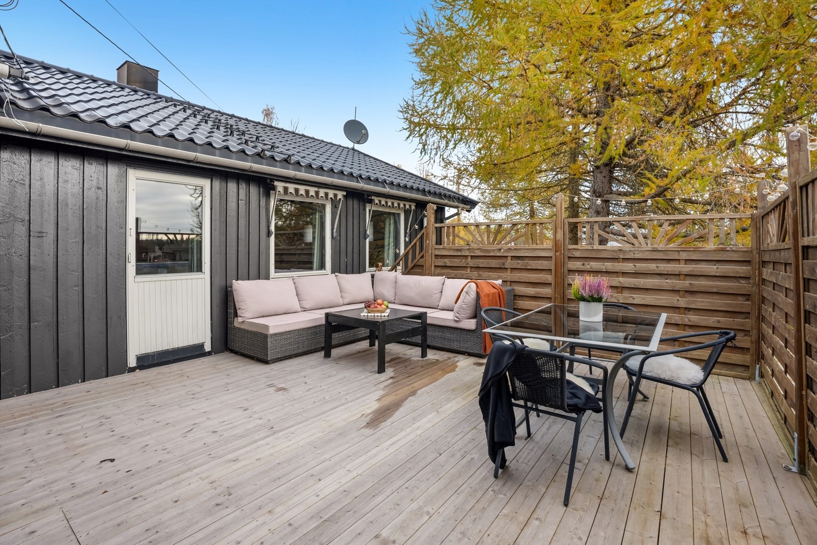 Her på den sydvendte terrassen kan fine dager nytes. Galleribilde