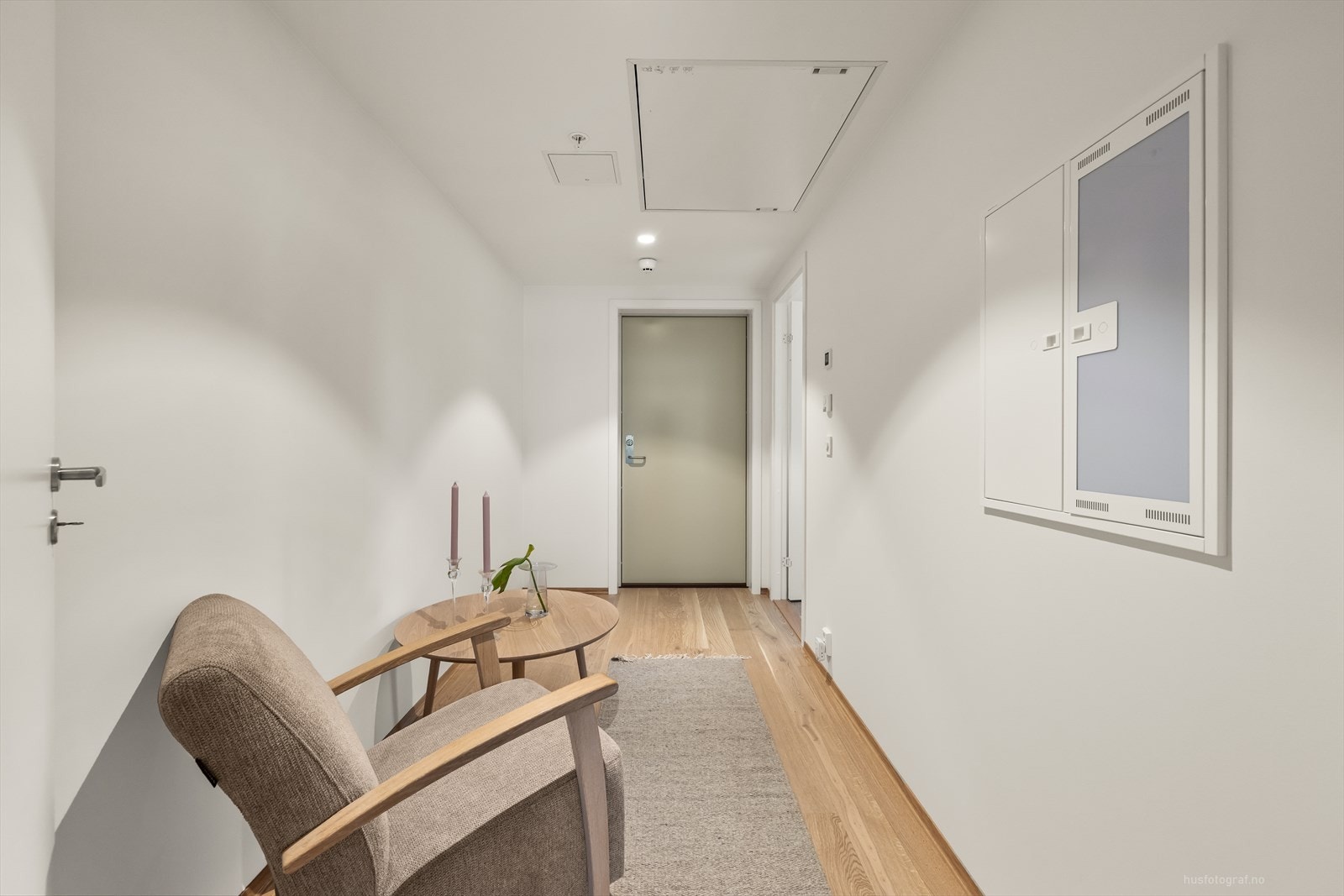 Velkommen inn til en lys og romslig entré. Galleribilde