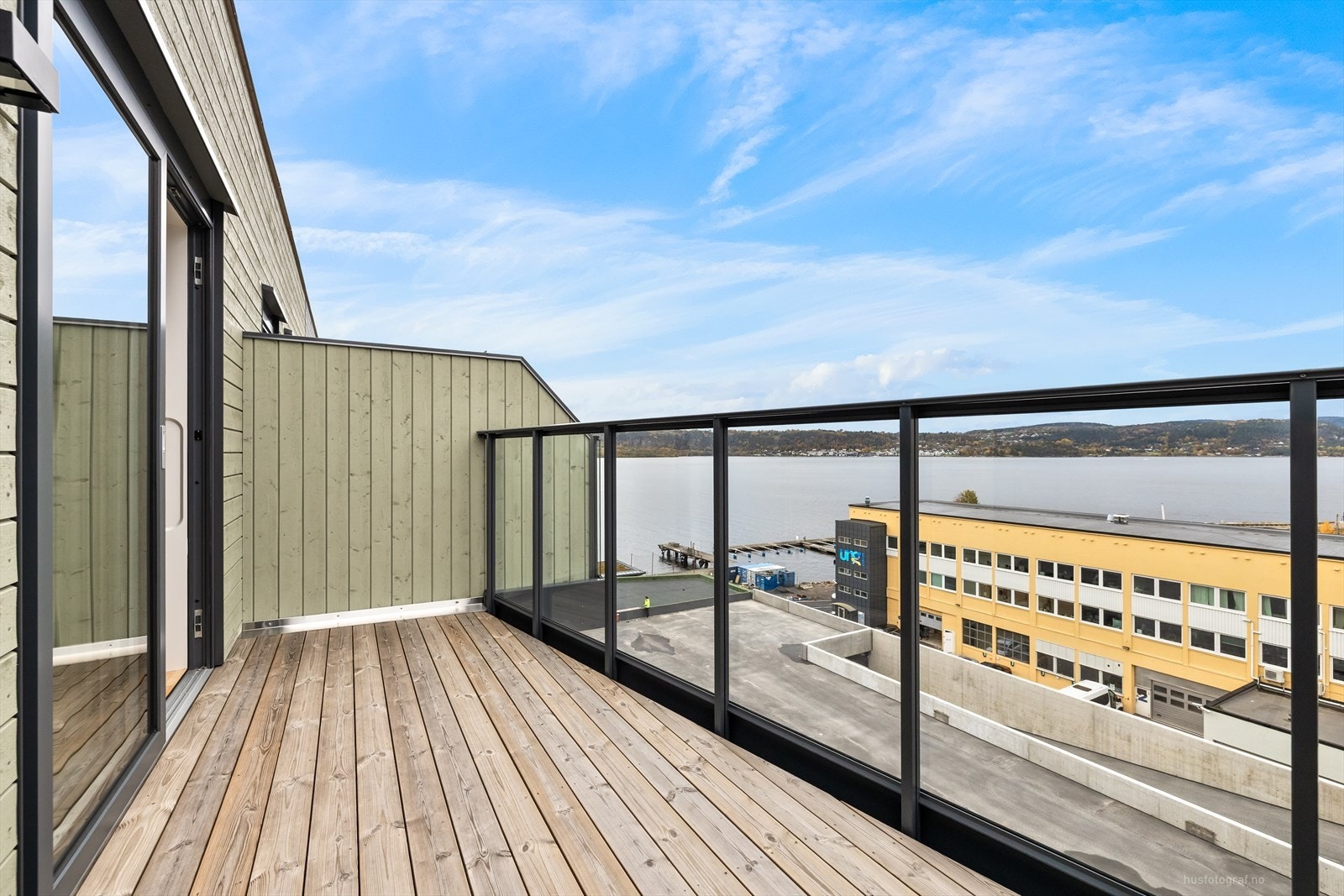 Helt ny 2-roms leilighet høyt og fritt med vannkanten - Fantastisk utsikt - Flott balkong med fine solforhold! Galleribilde