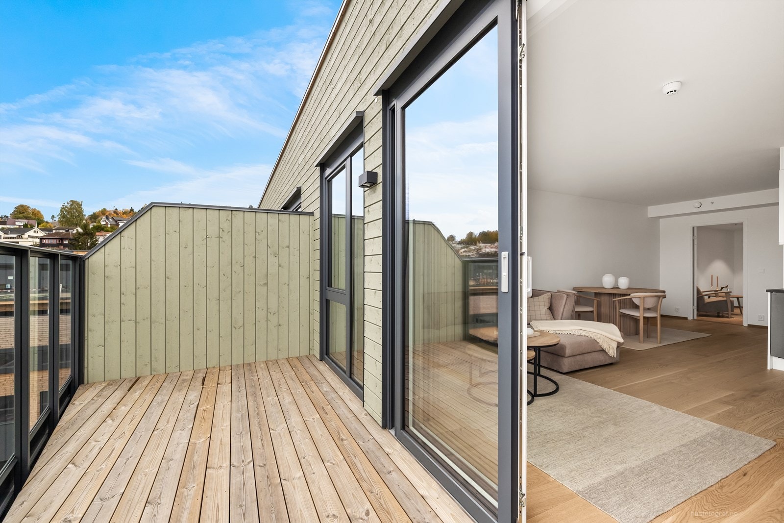 Fra stuen er det direkte utgang til en hyggelig østvendt balkong. Galleribilde