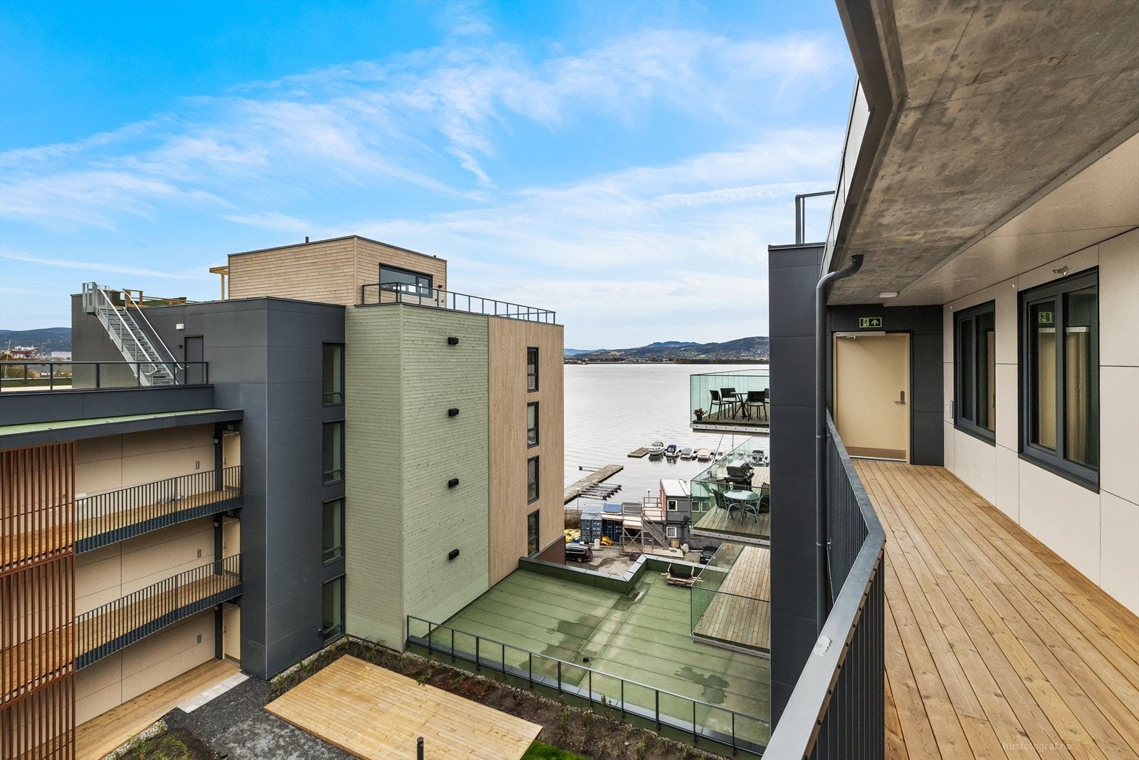 Her bor du helt nede ved vannkanten, med en kombinasjon av nærhet til både natur, fjorden og byliv. Galleribilde