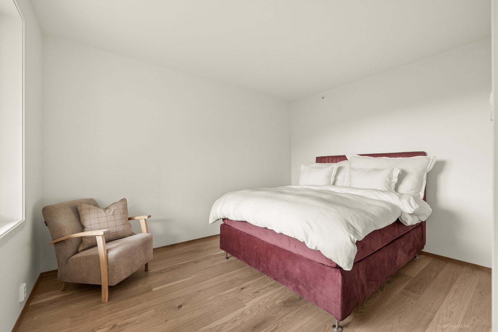 Soverommet er pent innredet med dobbeltseng med tilhørende nattbord og har rom for garderobe. Galleribilde