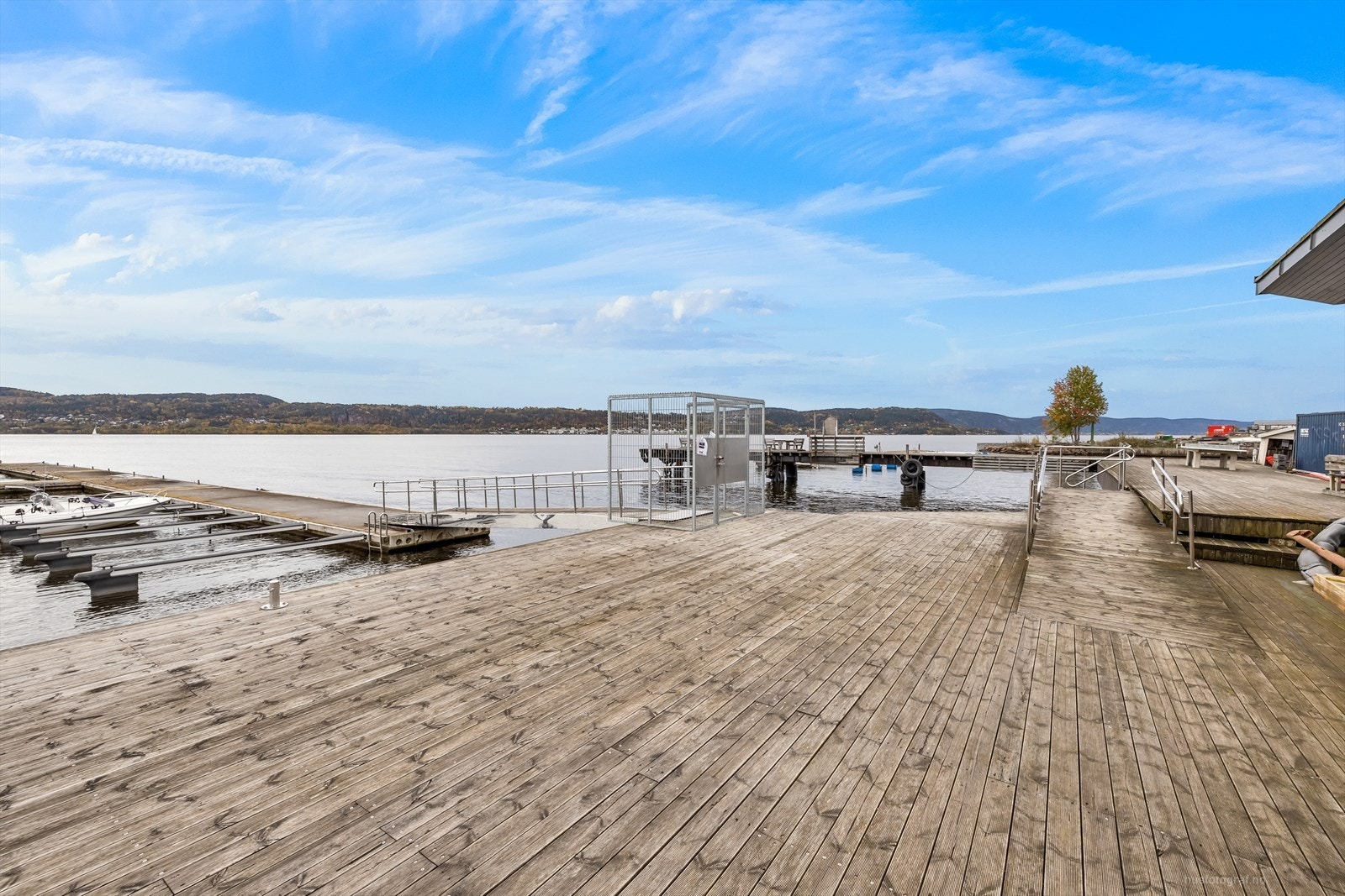 Fjorden inviterer til aktiviteter som kajakkpadling, båtliv og bading, mens Elvepromenaden langs Drammenselva tilbyr brede og fine turstier. Galleribilde