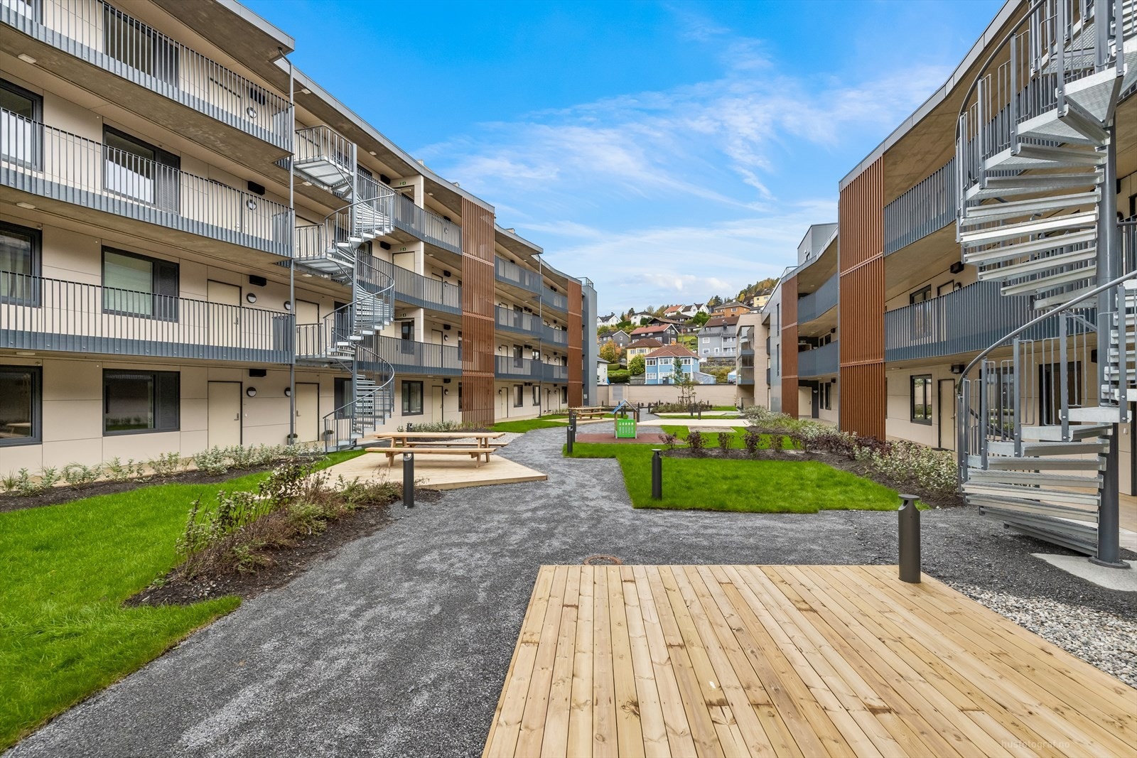 Det er kort vei til Drammen sentrum, flotte turområder i marka ved Nordbykollen, og den populære Sota badestrand. På området finner du fasiliteter som båthavn, kajakk-pool, treningssenter. Galleribilde