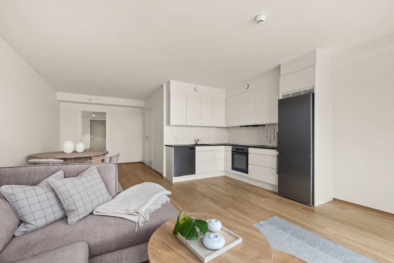 Stuen holder god romslighet med rom for en komfortabel sofakrok, underholdningsavdeling, vitrineskap og spisebord. Galleribilde