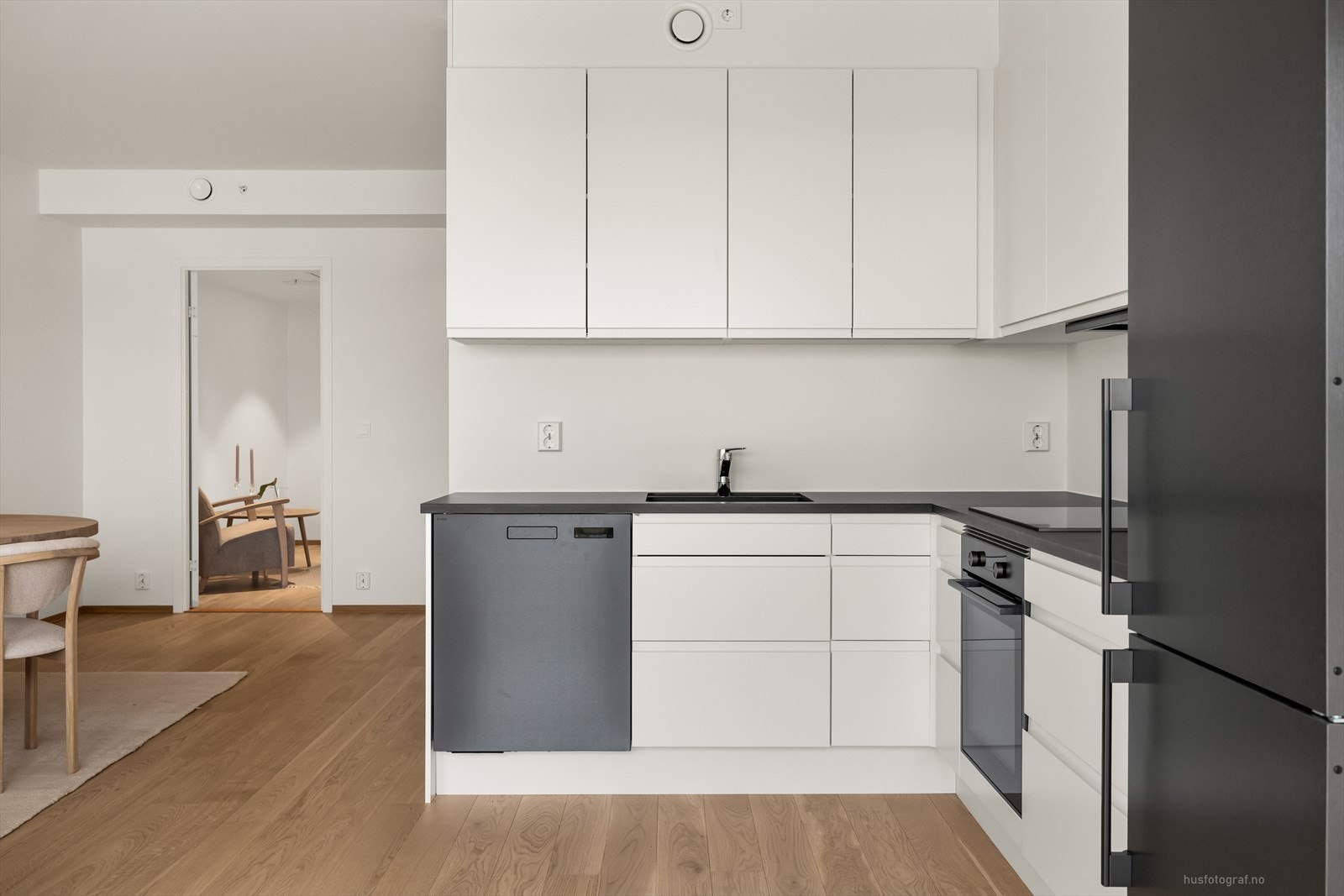 Den åpne løsningen mot kjøkkenet som gjør at rommet føles som et åpent og sosialt allrom. Galleribilde