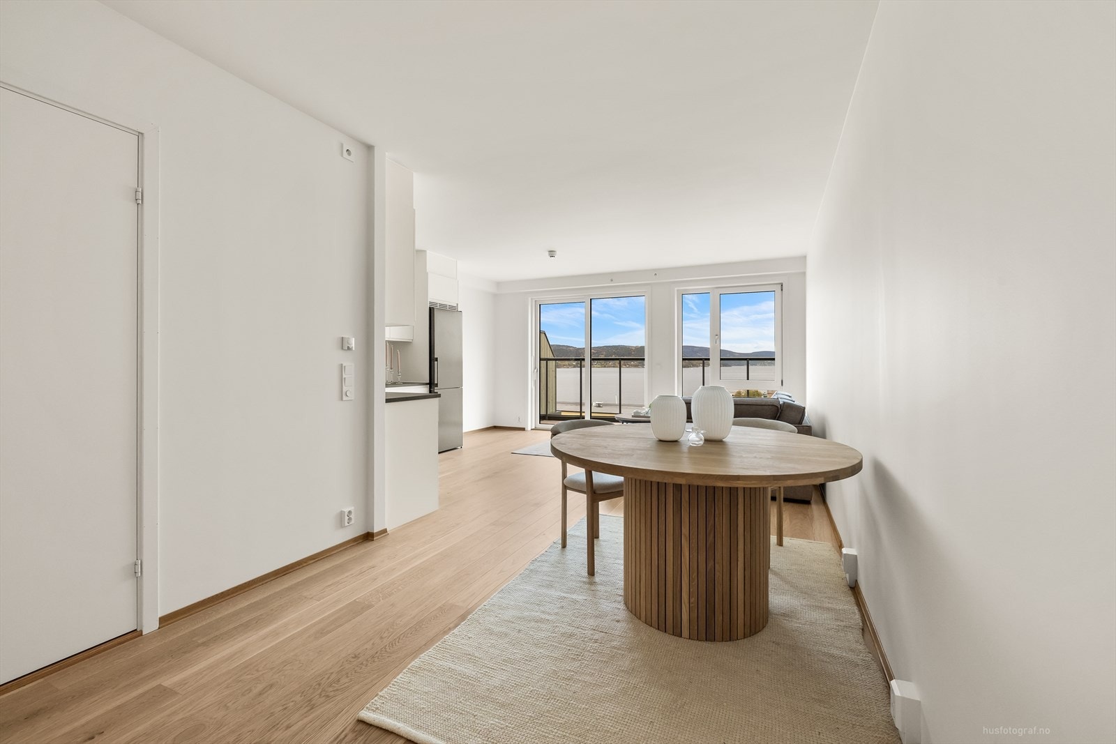 Denne flotte leiligheten er også utstyrt med smarte og energieffektive løsninger, som vannbåren gulvvarme og balansert ventilasjon med varmegjenvinning. Galleribilde