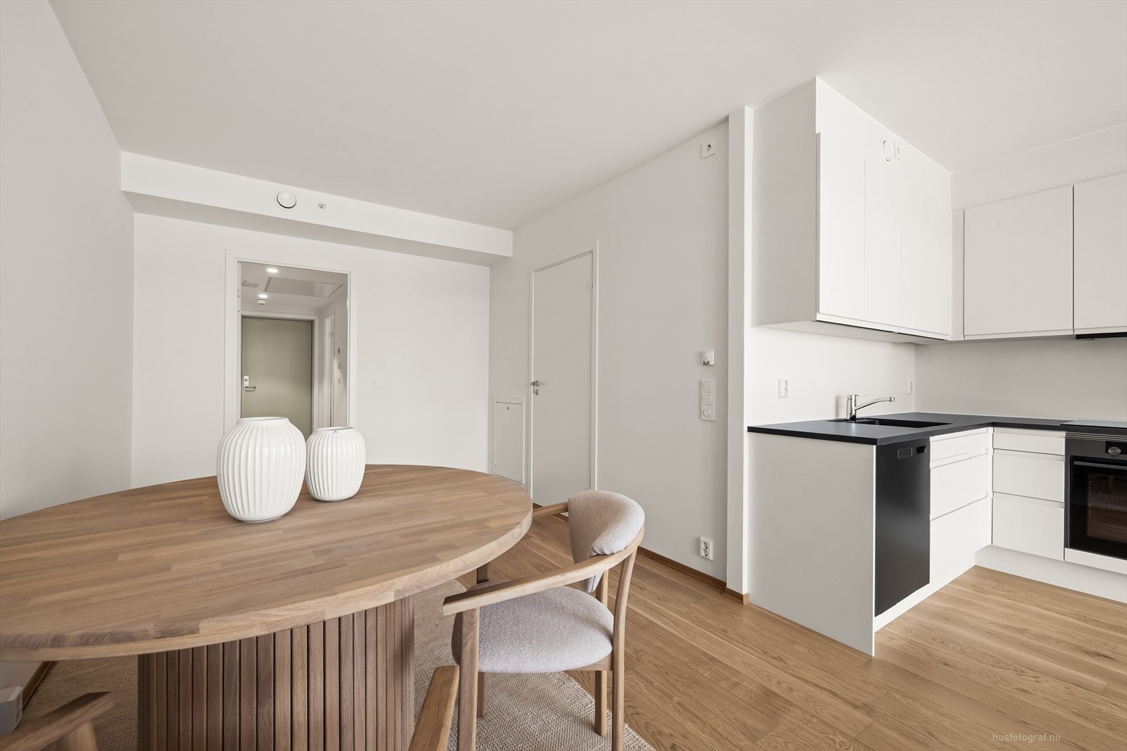 Leiligheten har enkel adkomst via felles trappeoppgang/heishus og inneholder følgende rom: Entrè - gang, soverom, bad/wc, stue og kjøkken. Galleribilde