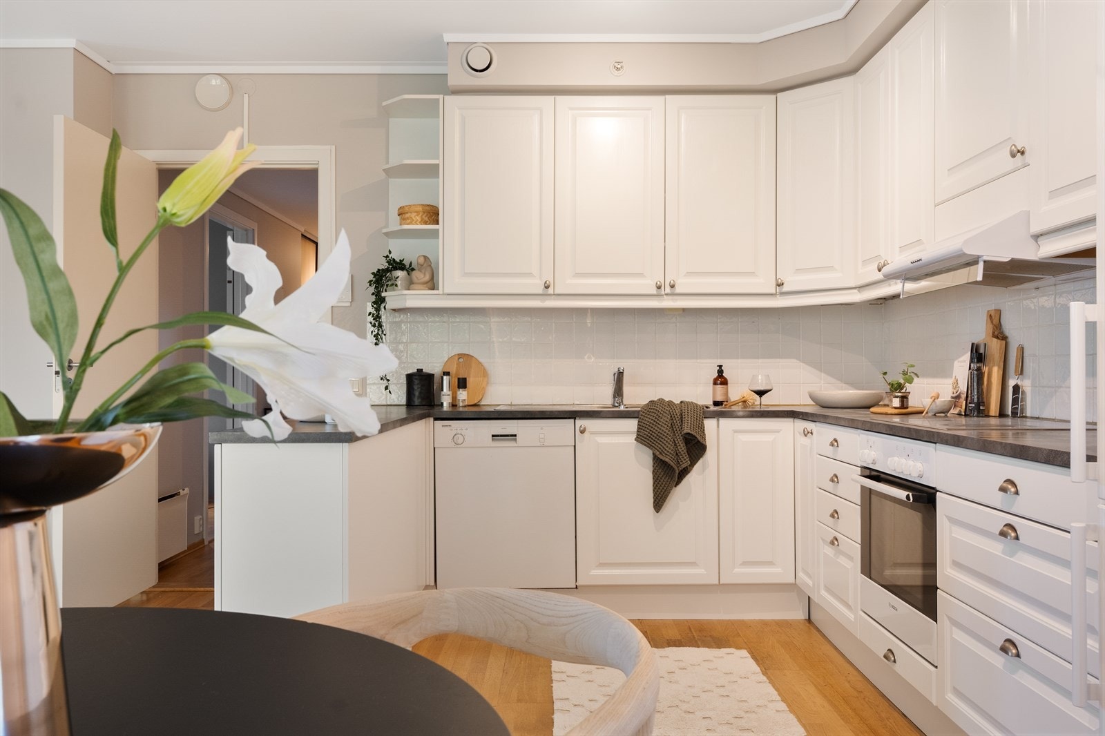 Godt med skap- og benkeplass. Gode løsninger for oppbevaring. Galleribilde