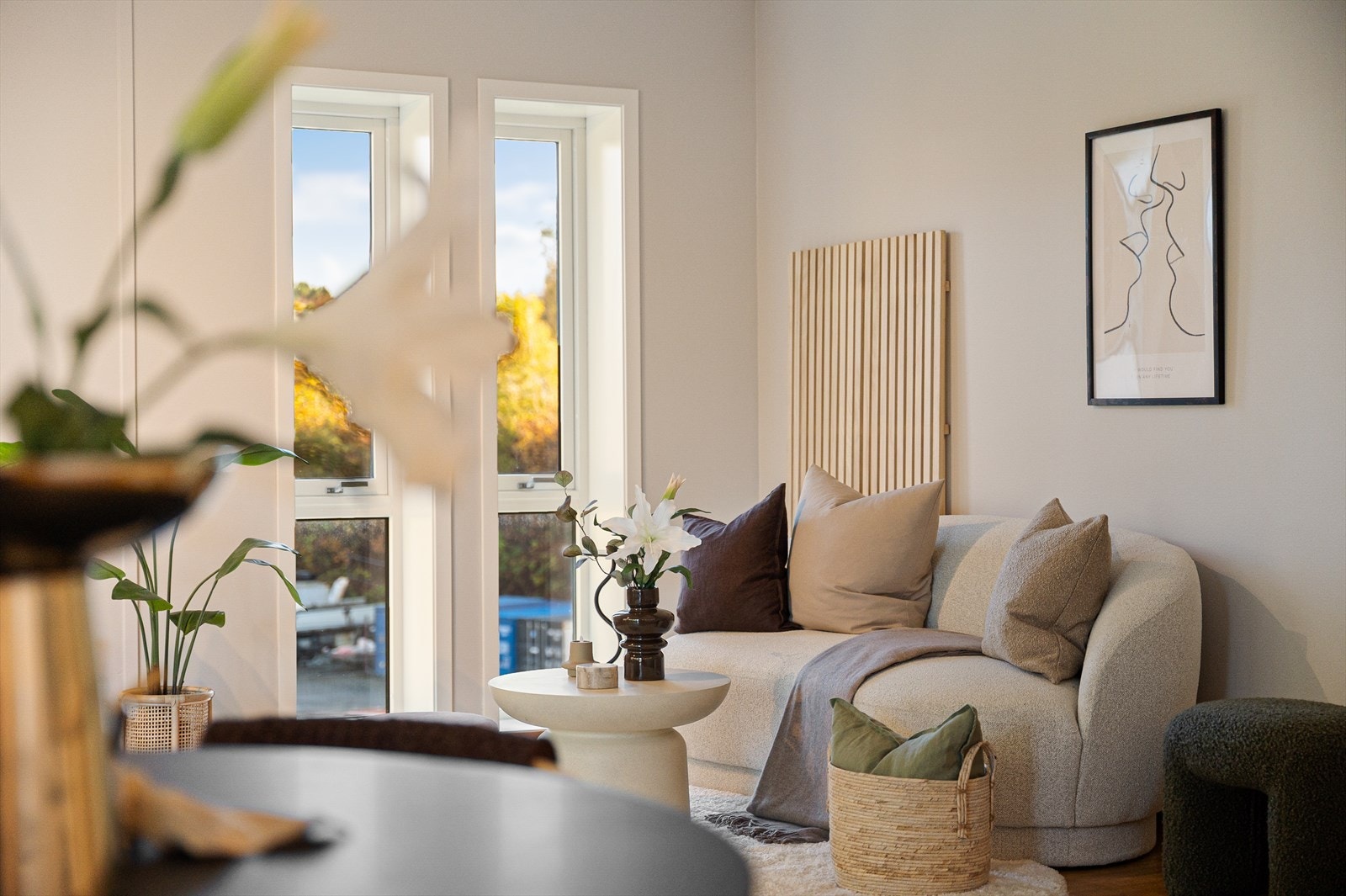 Lyse vegger gir rommet en tidløs eleganse og god romfølelse. Galleribilde