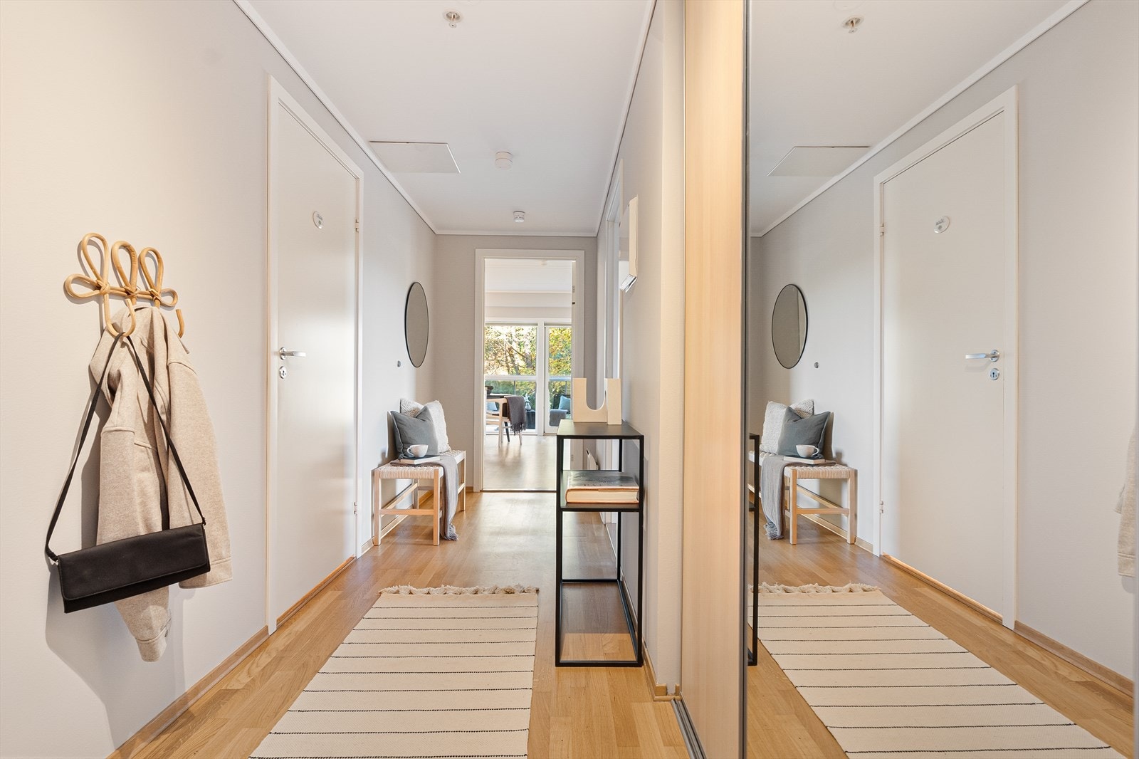 Entrè med stor skyvedørsgarderobe som tilbyr godt med oppbevaringsplass. Galleribilde