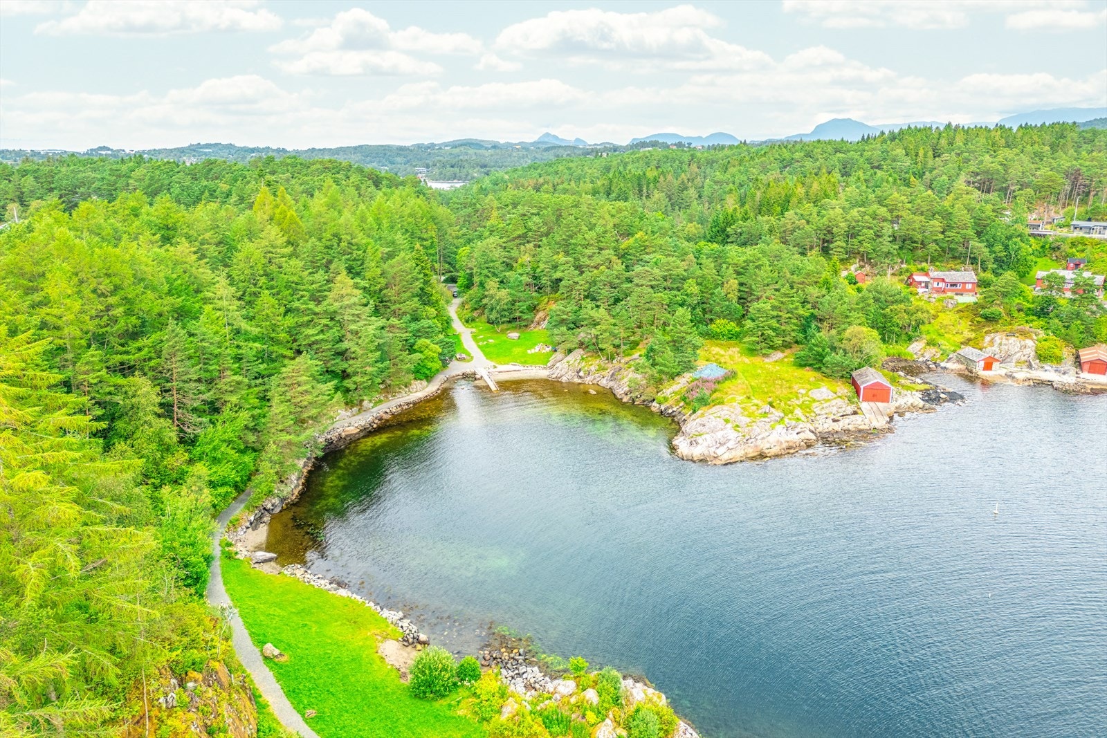 Området byr på mange fine turområder som blant annet Aboretet på Hjellestad, med både turstier og badeplass. Galleribilde