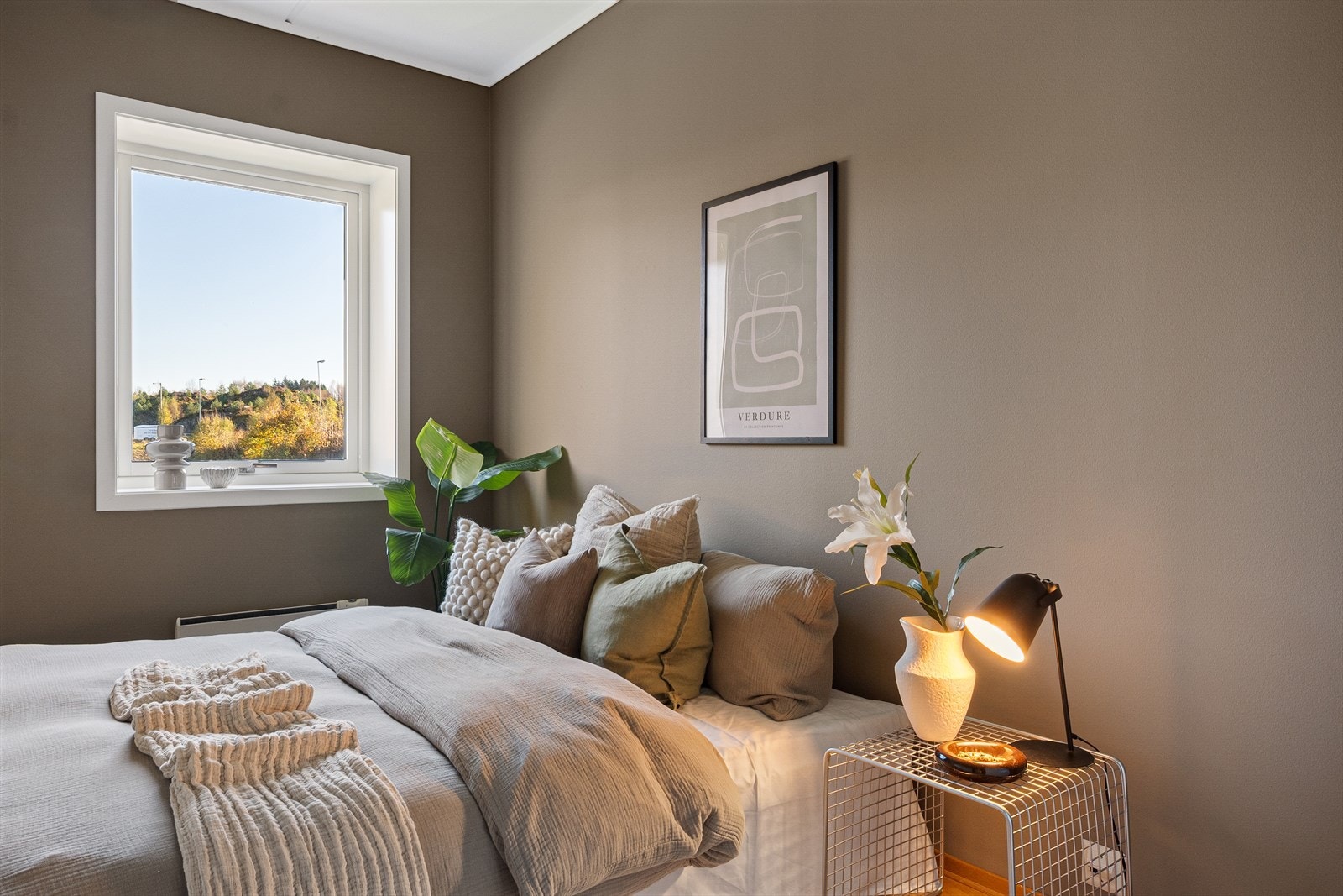 Her har du plass til både dobbeltseng, nattbord og annen ønsket innredning Galleribilde