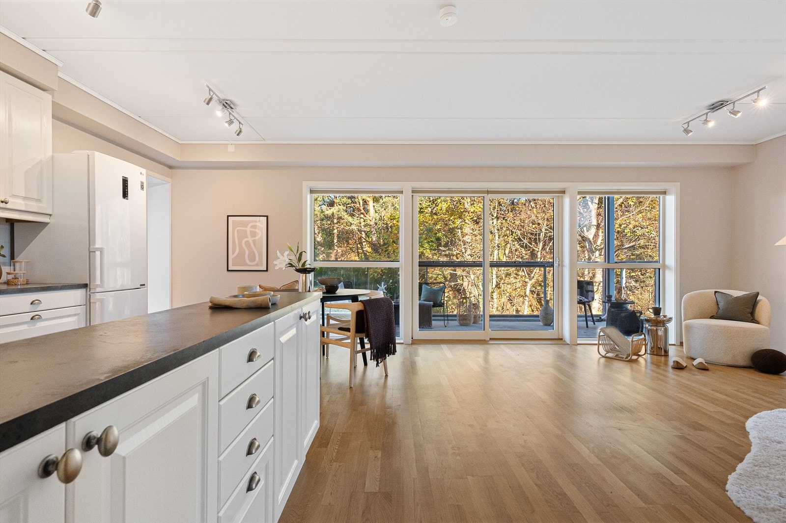 Gjennomgående parkett i både stue, kjøkken, gang og soverom. Galleribilde