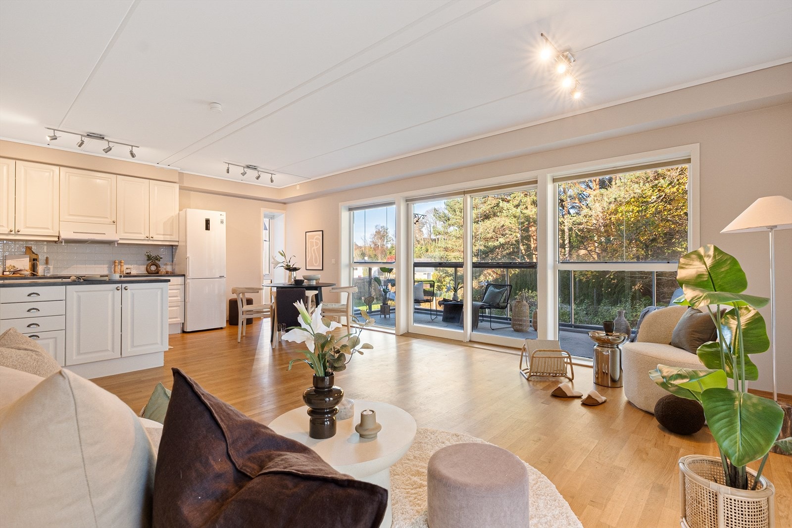 Flott 3-roms leilighet med gjennomgående god planløsning og romslig altan på 14m². Galleribilde