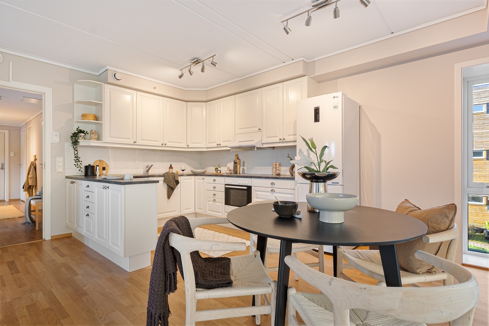 Kjøkken med god flyt og plass til sosiale måltider. Galleribilde