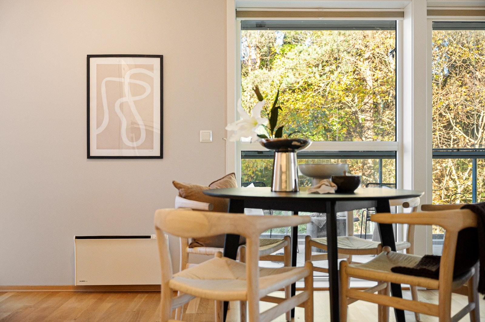 God plass til et godt spisebord ved kjøkkenet. Galleribilde