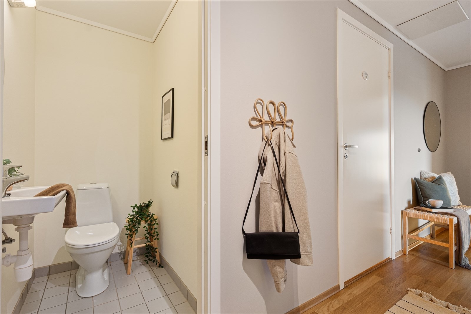 Leiligheten har i tillegg et praktisk toalettrom ved siden av badet. Galleribilde