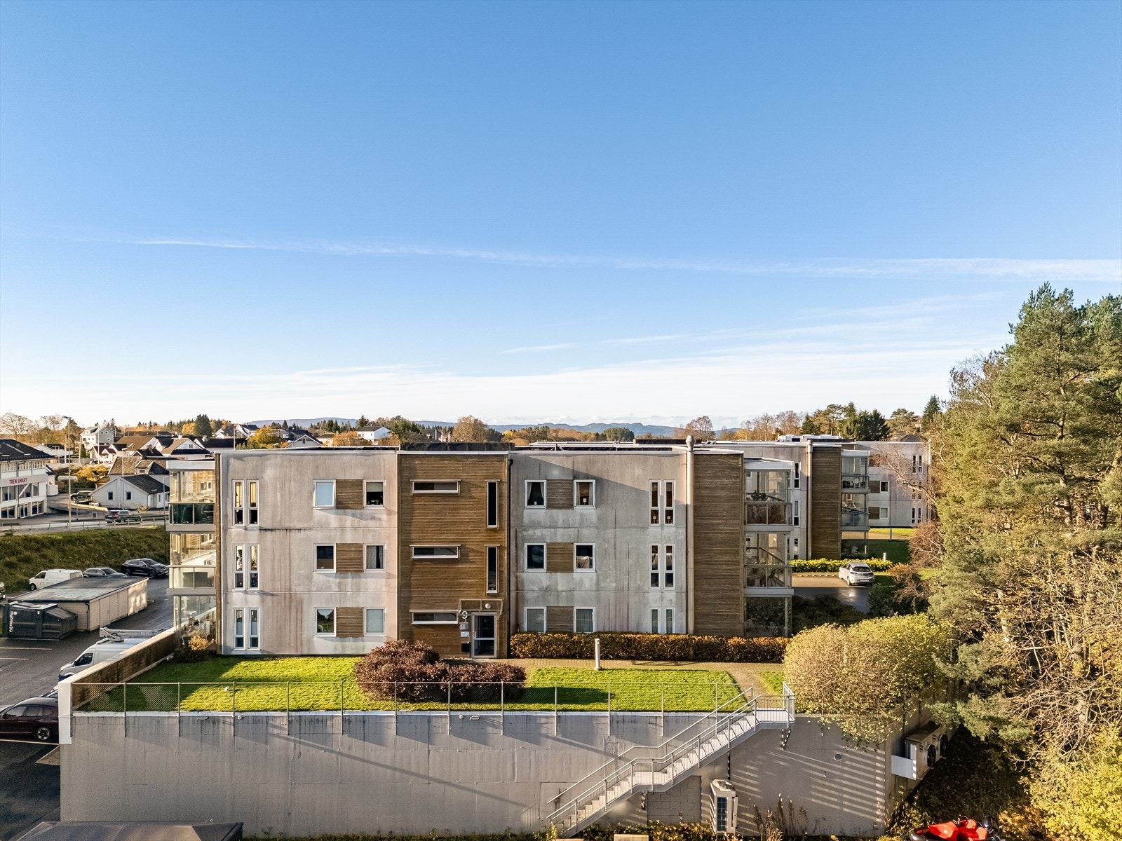 Dagligvarebutikk er tilgjengelig rett under bygget med både Spar og Coop Extra. Galleribilde