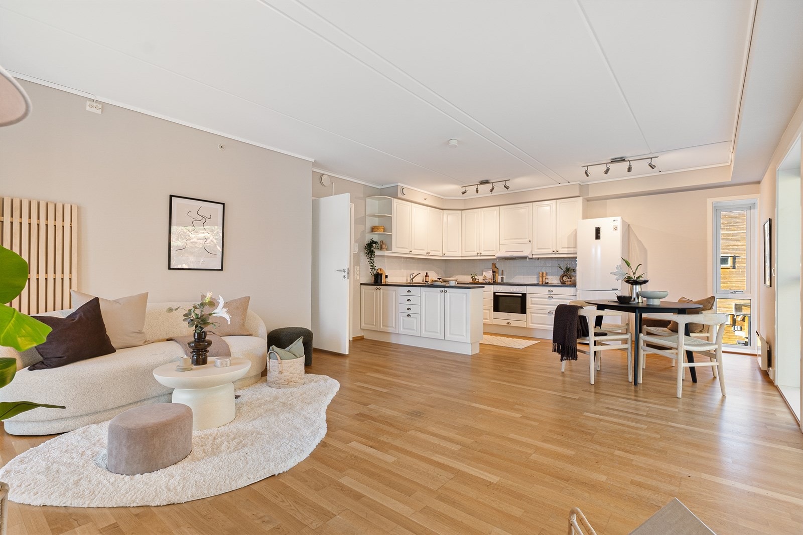 Åpen stue/kjøkkenløsning som gir en luftig atmosfære. Galleribilde