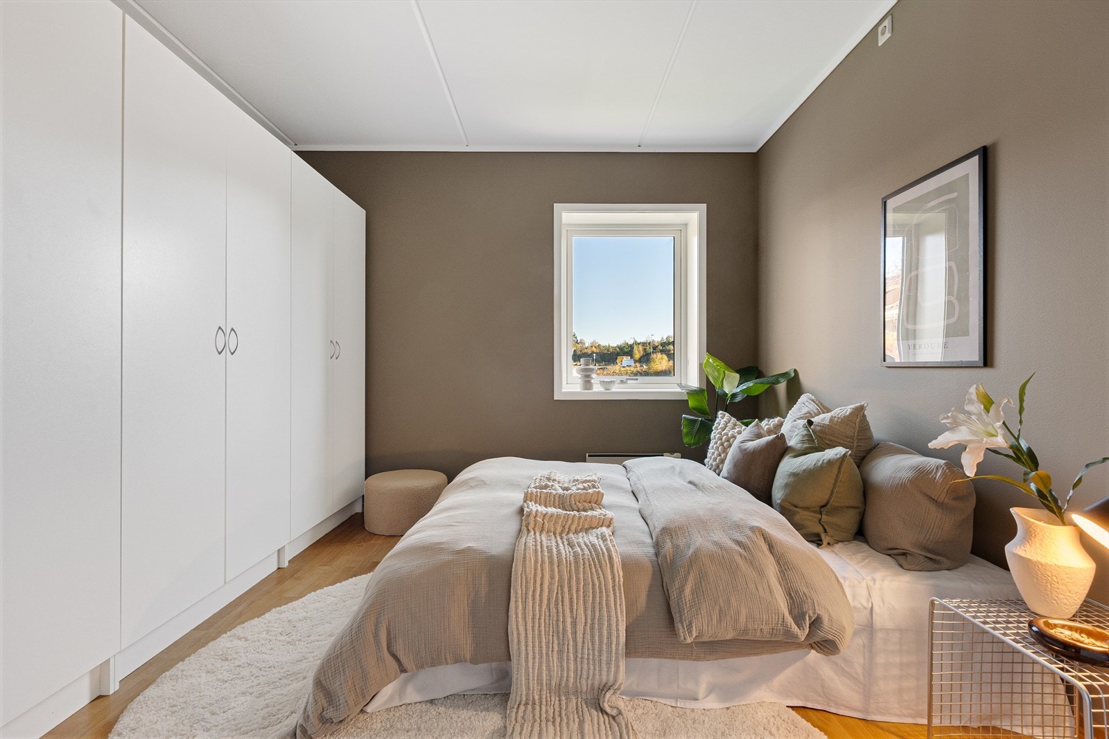 Flott hovedsoverom på 11,5m² med stort garderobeskap og god plass til oppbevaring. Galleribilde