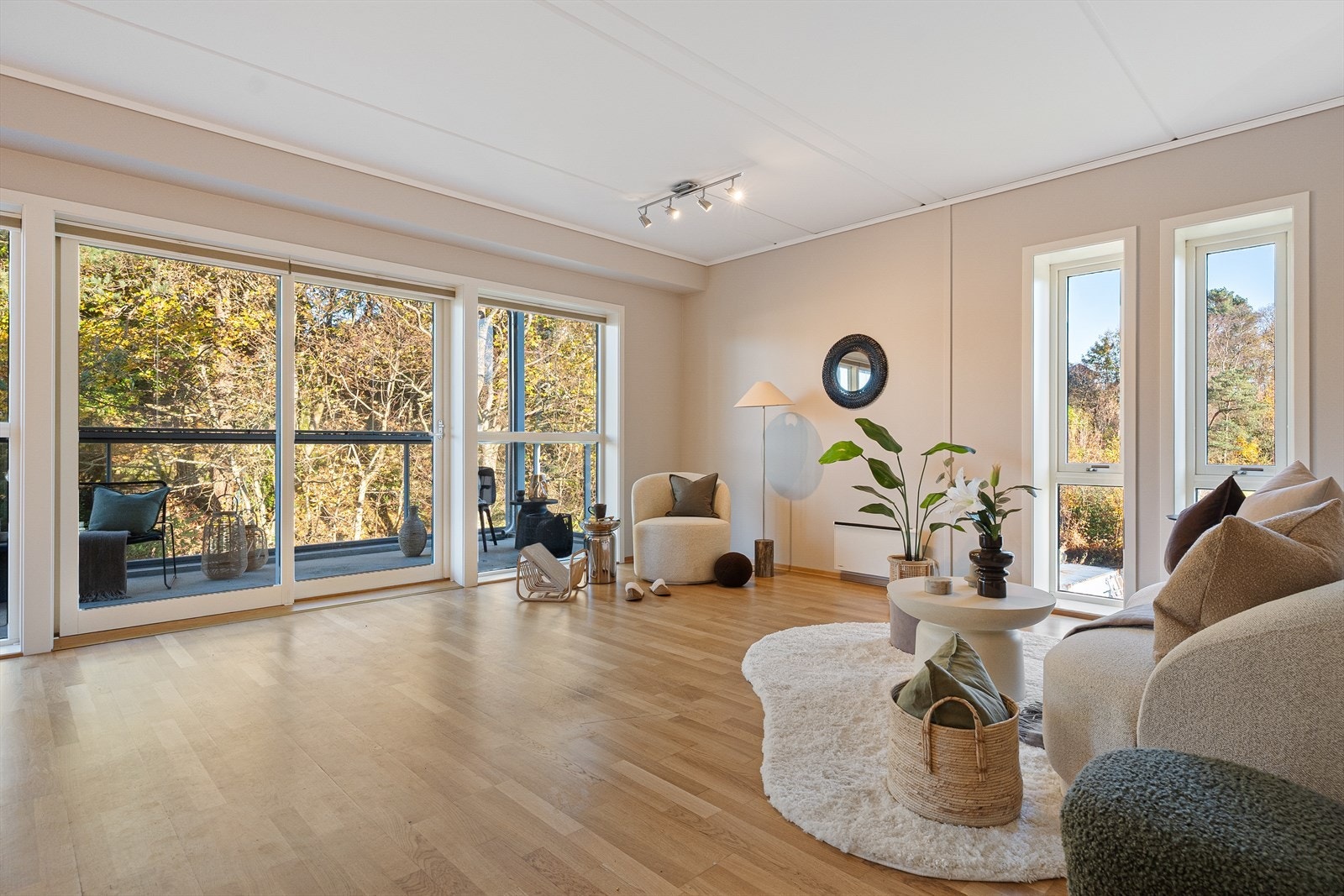 Som hjørneleilighet får du et fantastisk lysinnslipp fra vinduer på to sider av boligen. Galleribilde