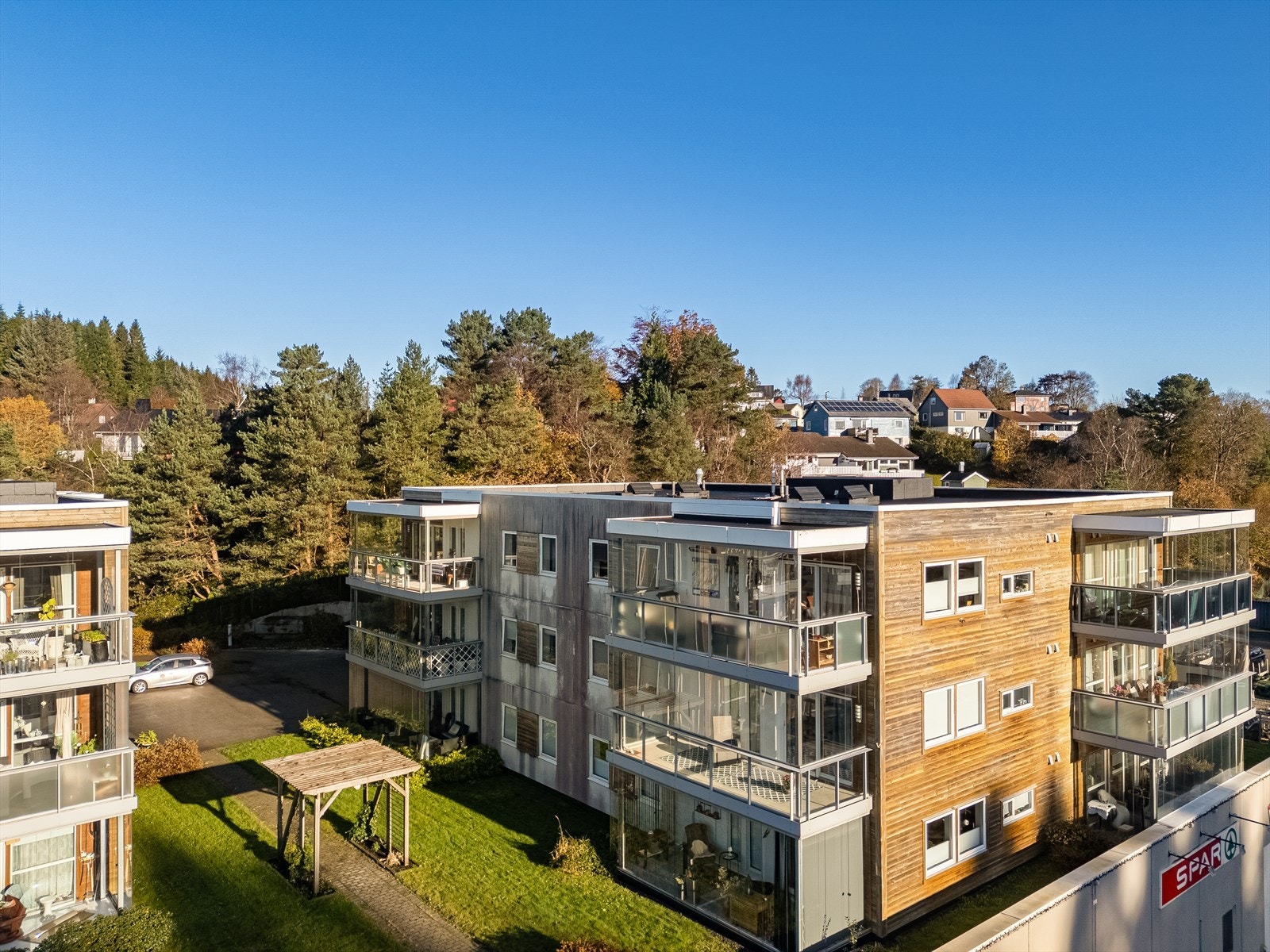 Sjarmerende nabolag på taket til Blomsterdalen senter med et godt utvalg butikker. Galleribilde