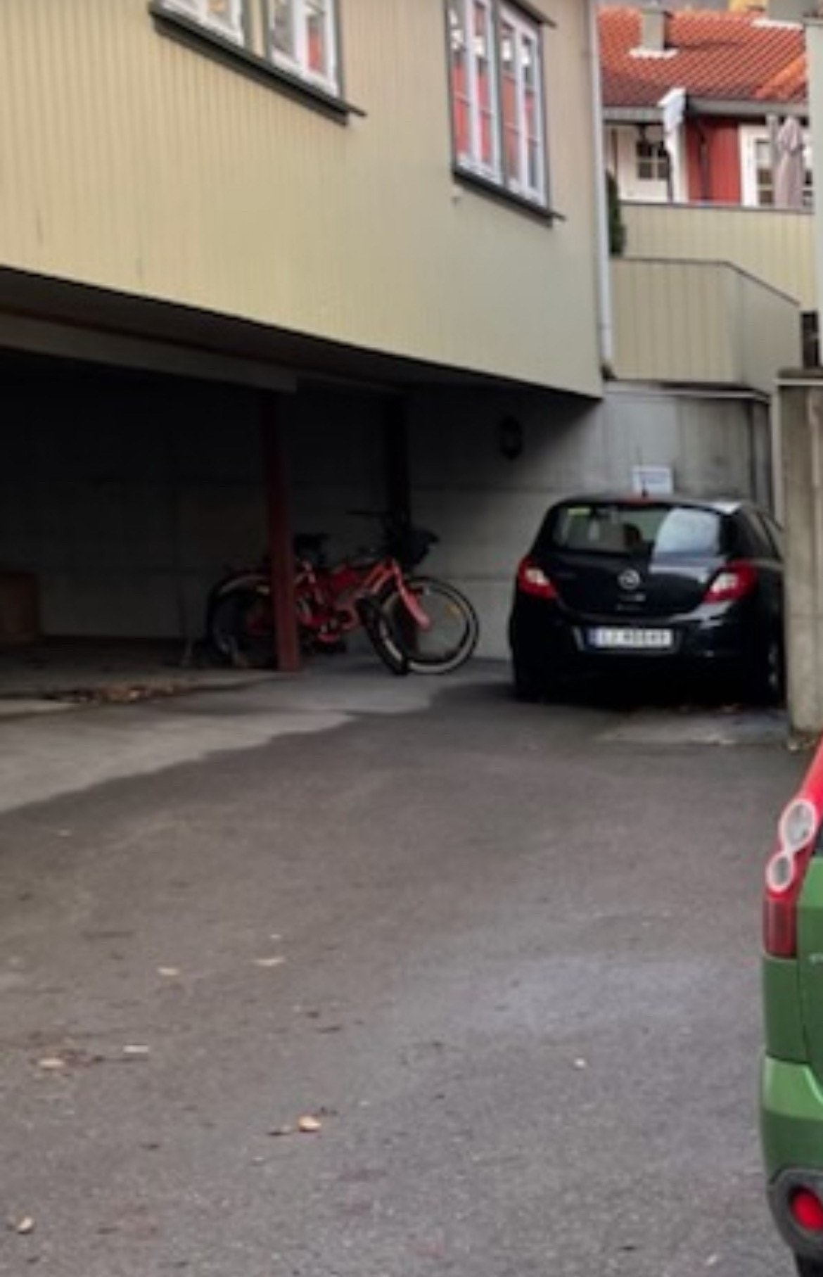 Plassen ligger omtrent i midten i carporten. Galleribilde