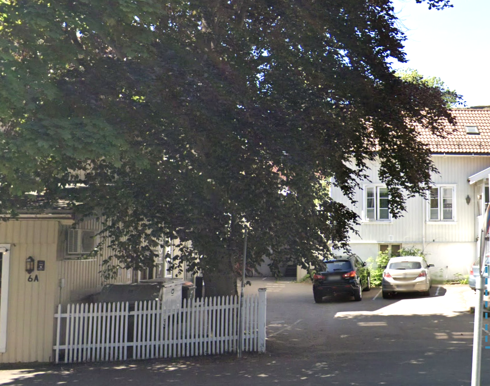 Carport ligger i gårdsplass i Farmannsveien 6 Galleribilde