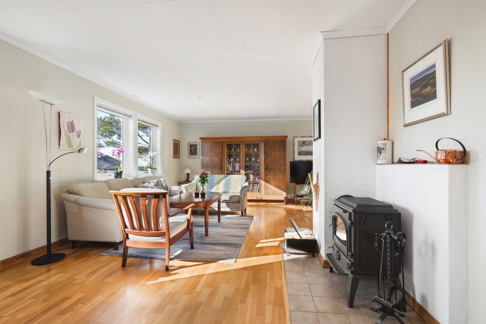 Vedovn som bidrar til lun varme. Galleribilde