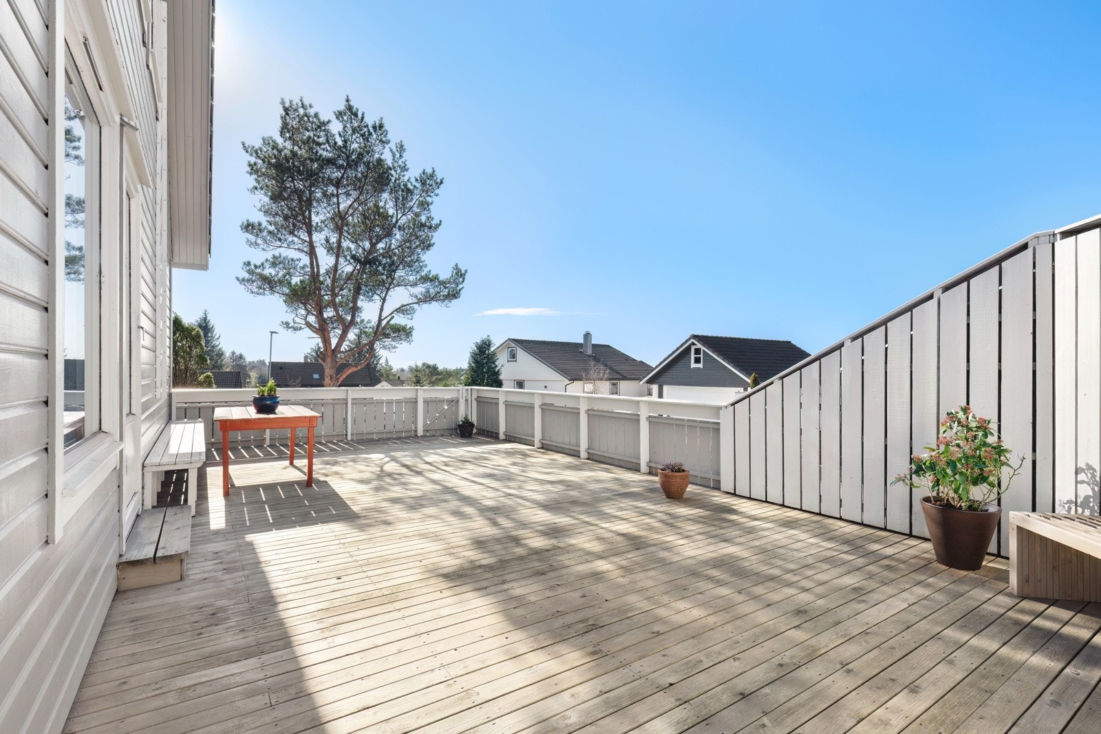 Solrik terrasse med god plass til hagemøbler og grill. Galleribilde