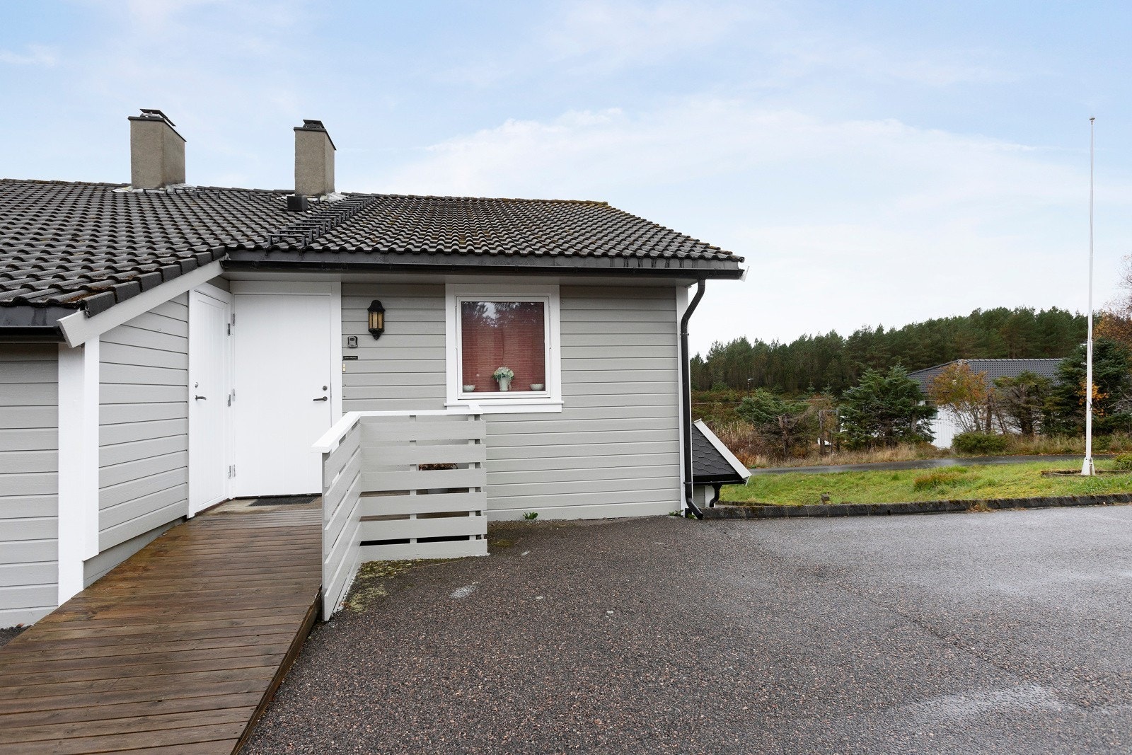 Felles eiet tomt opparbeidet med plen og asfaltert innkjørsel. Galleribilde