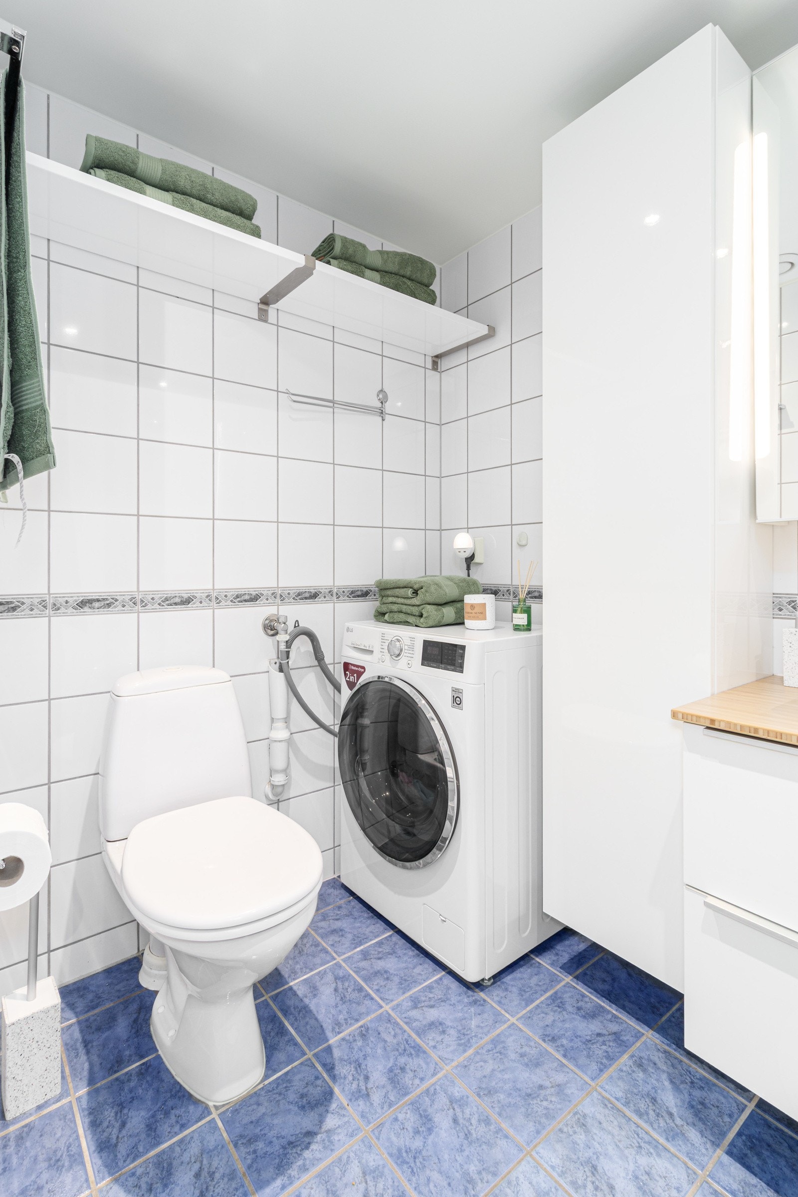 Leiligheten har et lyst bad med flislagte vegger og gulv. Badet har varmekabler i gulvet, en praktisk vaskesøyle og gulvstående toalett. Galleribilde