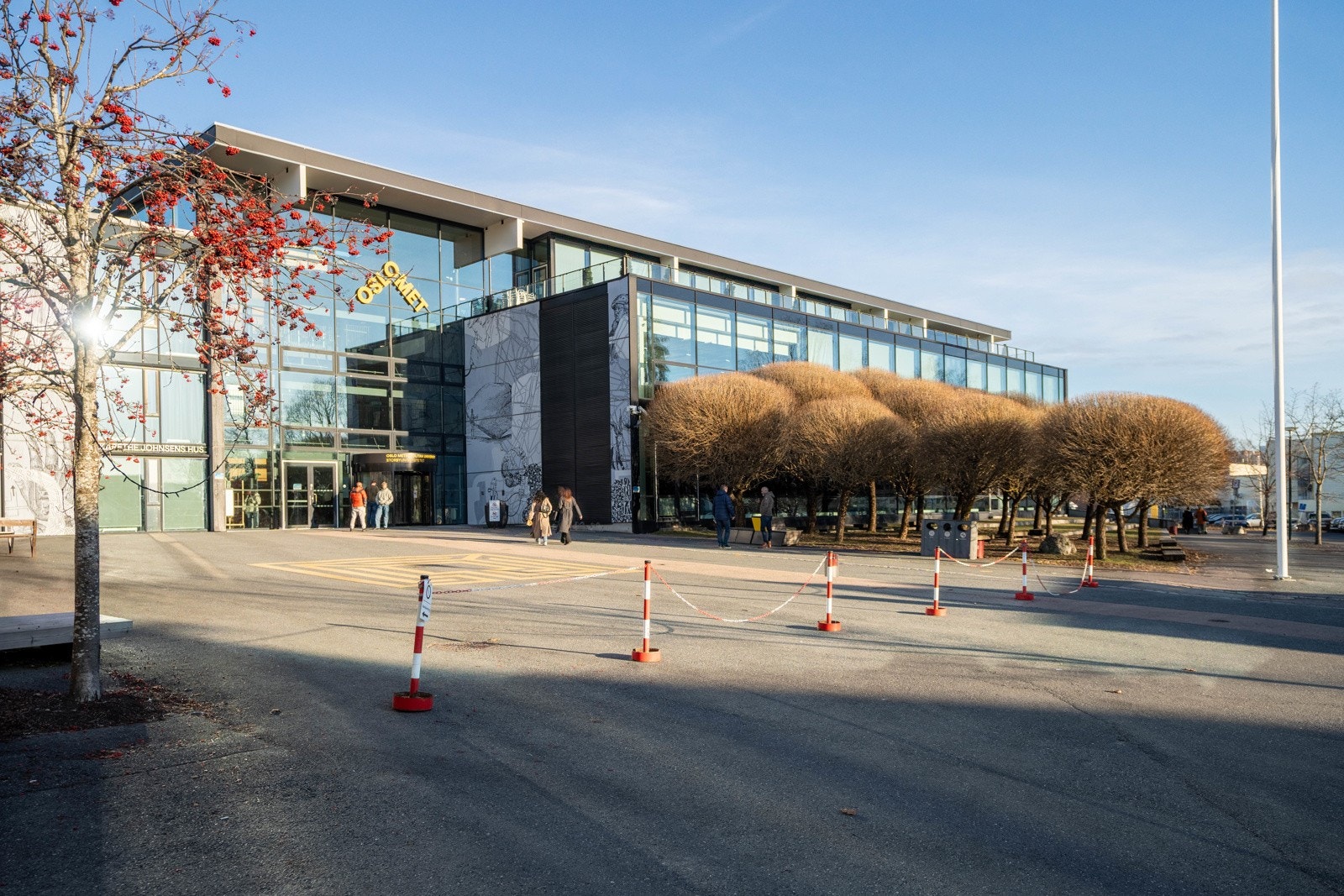 Det er kort vei til studiestedet OsloMet avdeling Kjeller, som befinner seg i landlige omgivelser ved Lillestrøm. OsloMet byr på 359 ulike studieretninger, hvorav flere av disse befinner seg på avdeling Kjeller. Galleribilde
