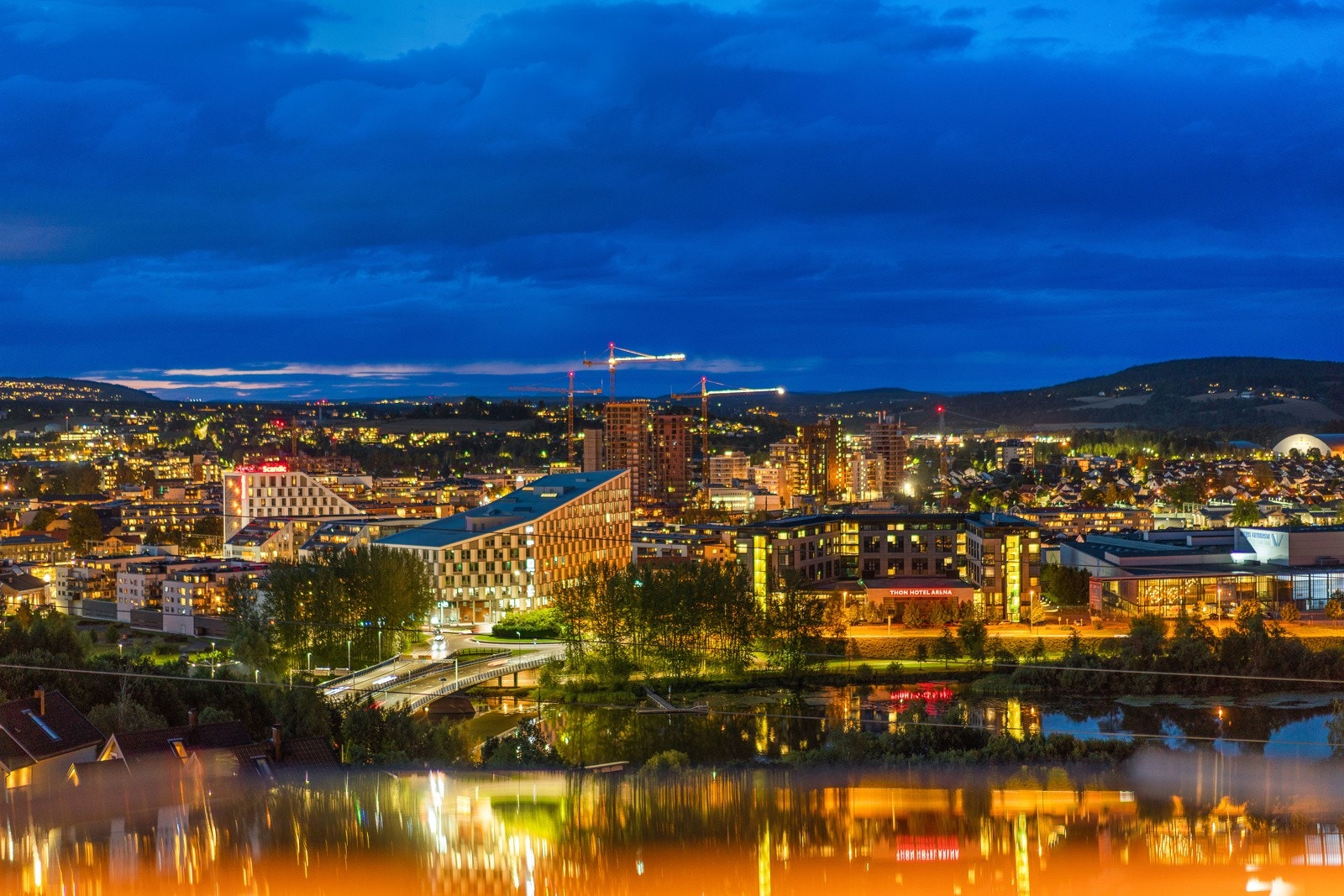 Leiligheten ligger i Lillestrøm sentrum i et urbant og moderne boligområde få minutters gange fra Lillestrøm Torv. Lillestrøm sentrum er under stadig utvikling og reisetiden på kun 10 min inn til Oslo, har gjort det til et attraktivt sted å bosette seg. Galleribilde