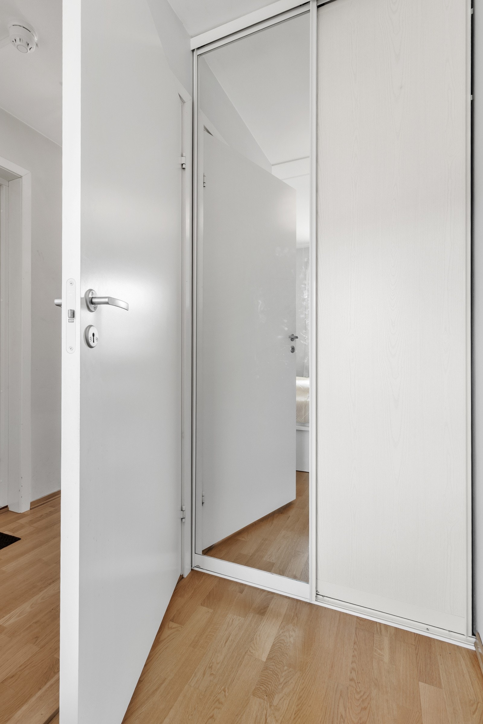 Soverommet har en smart skyvedørsgarderobe som gir effektiv oppbevaring uten å oppta unødvendig gulvplass. Galleribilde