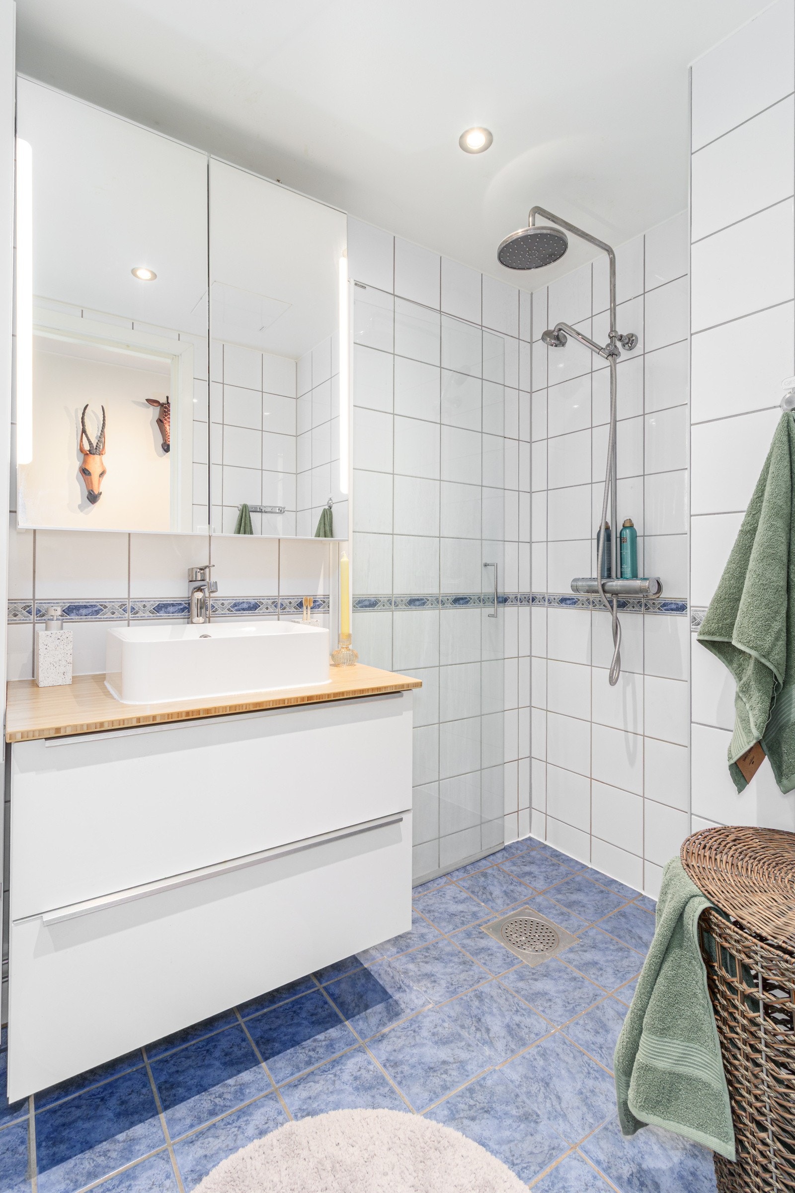 I andre enden av badet er det dusjhjørne med glassvegg. Badet har høyskap, benkeskap og speilskap til oppbevaring av dine baderomsartikler. Galleribilde