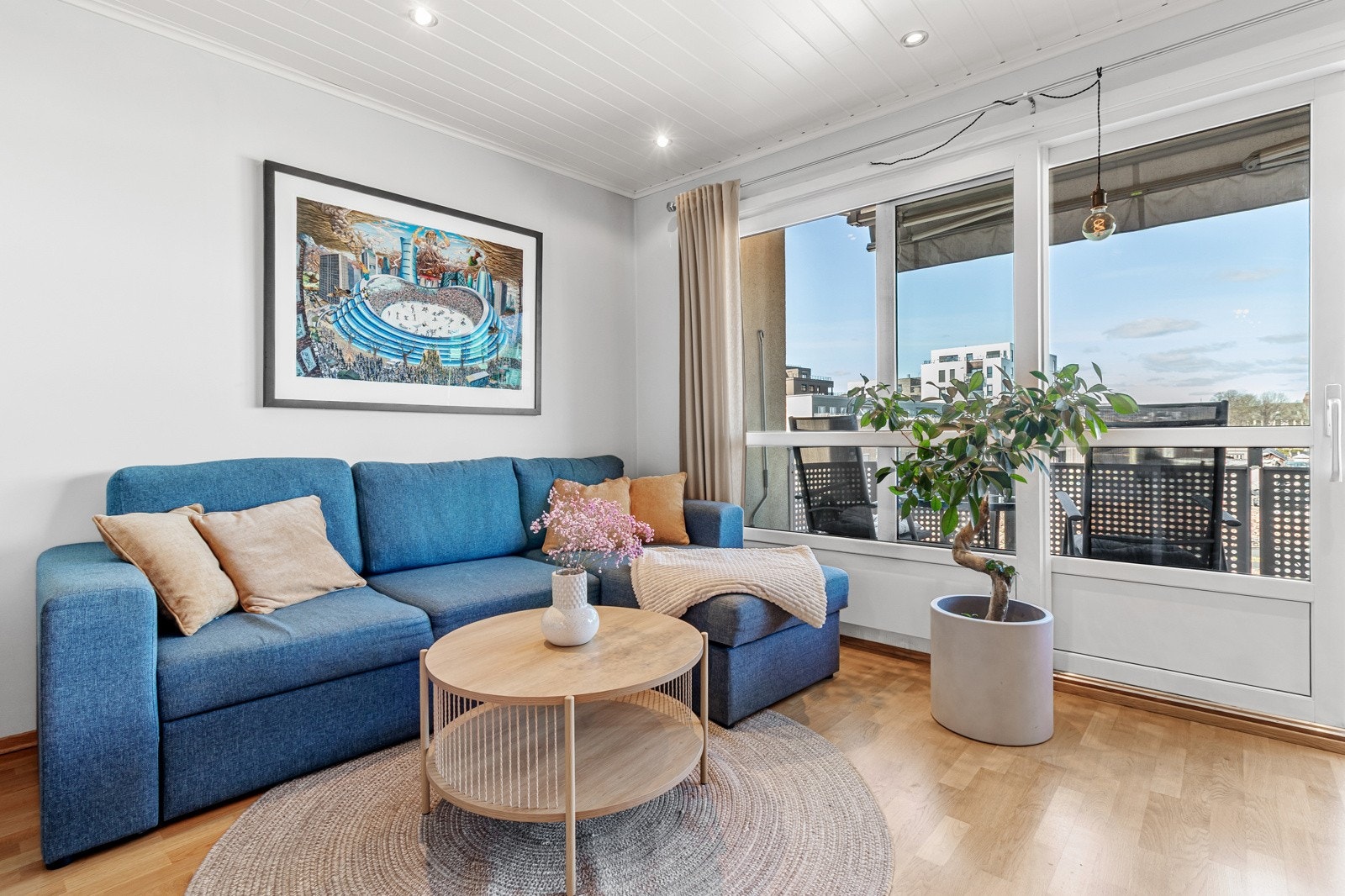 Stuen er romslig med plass til både sofaområde og spisebord i tilknytting kjøkkenet. Herfra er det adkomst til en herlig nordvestvendt balkong på 6 kvm. Galleribilde