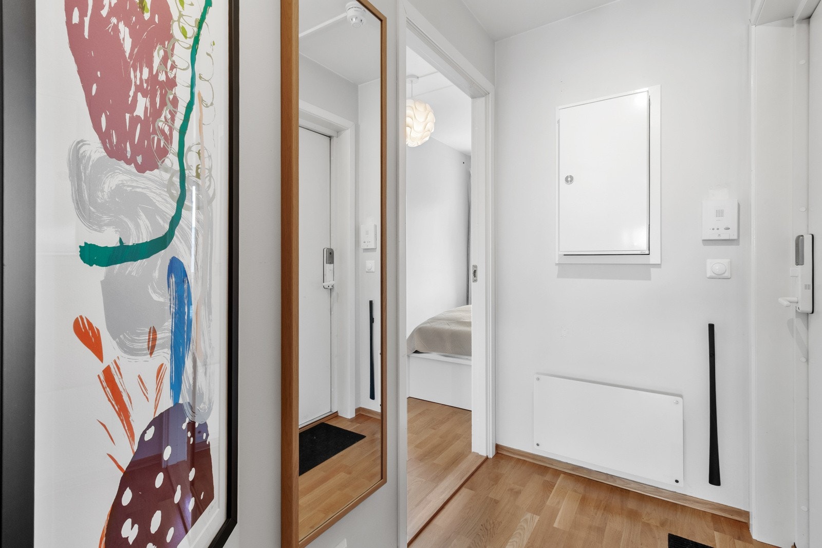 Entréen er malt i de samme friske fargen som i stuen, noe som gir en helhet i leiligheten. Herfra er det adkomst til øvrige rom i leiligheten. Galleribilde