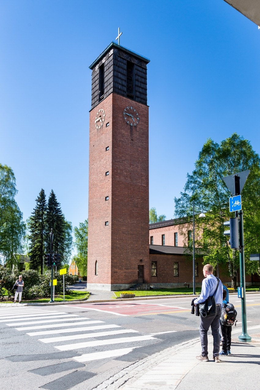 Området byr på offentlig kommunikasjon i form av buss og tog. Stortorget og Lillestrøm kirke er nærmeste bussholdeplasser, begge i umiddelbar nærhet. Det tar ca. 9 min å gå til Lillestrøm stasjon og herfra tar toget deg til Oslo S på 10 minutter. Galleribilde