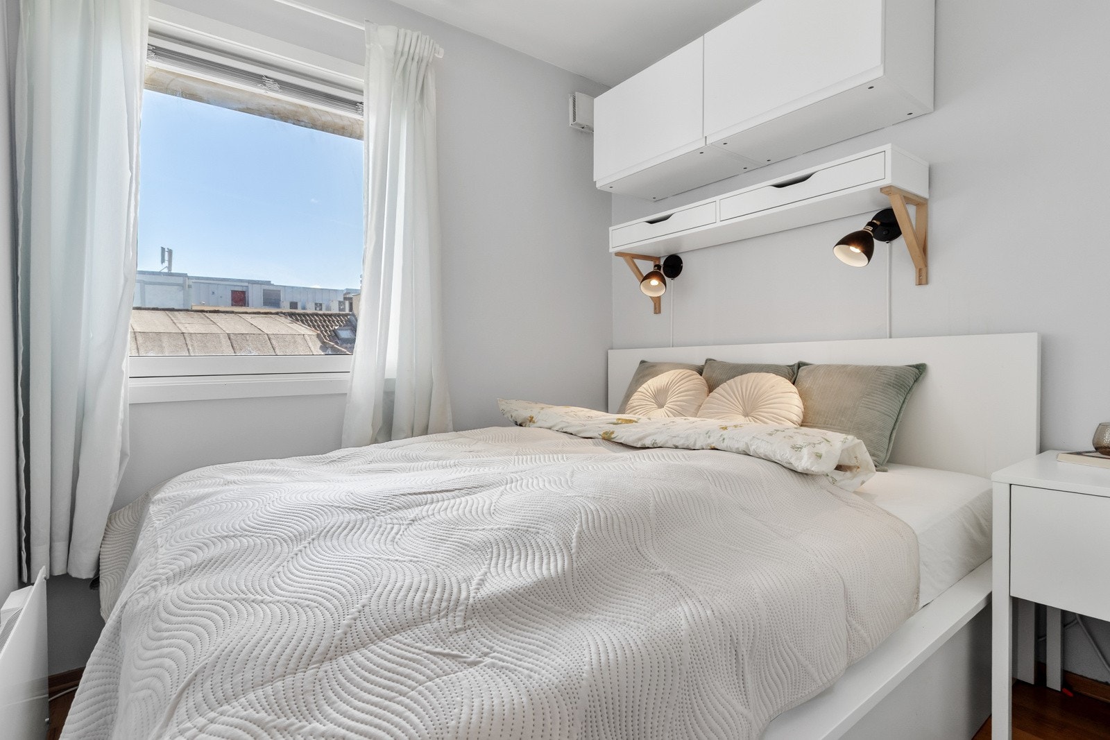 Soverommet i leiligheten har plass til en stor dobbeltseng. Over er det innredet med vegghengte oppbevaring. Disse følger ikke med leiligheten. Galleribilde