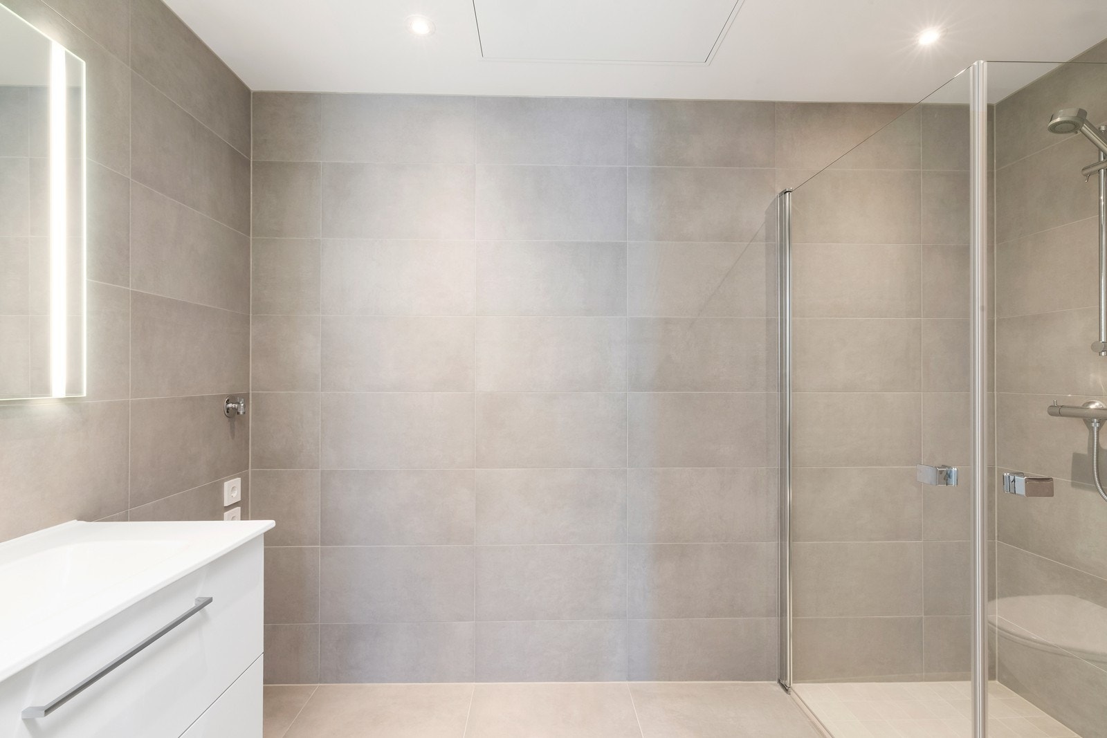 Romslig flislagt bad med varme i gulv Galleribilde