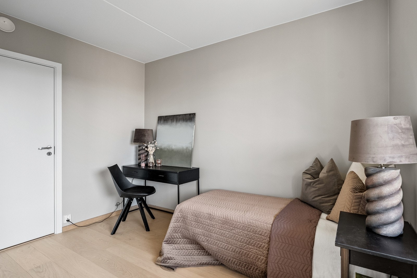 Soverom 3 har lysmalte slette overflater og enstavs parkett på gulv, samt adkomst til innvendig bod. Galleribilde