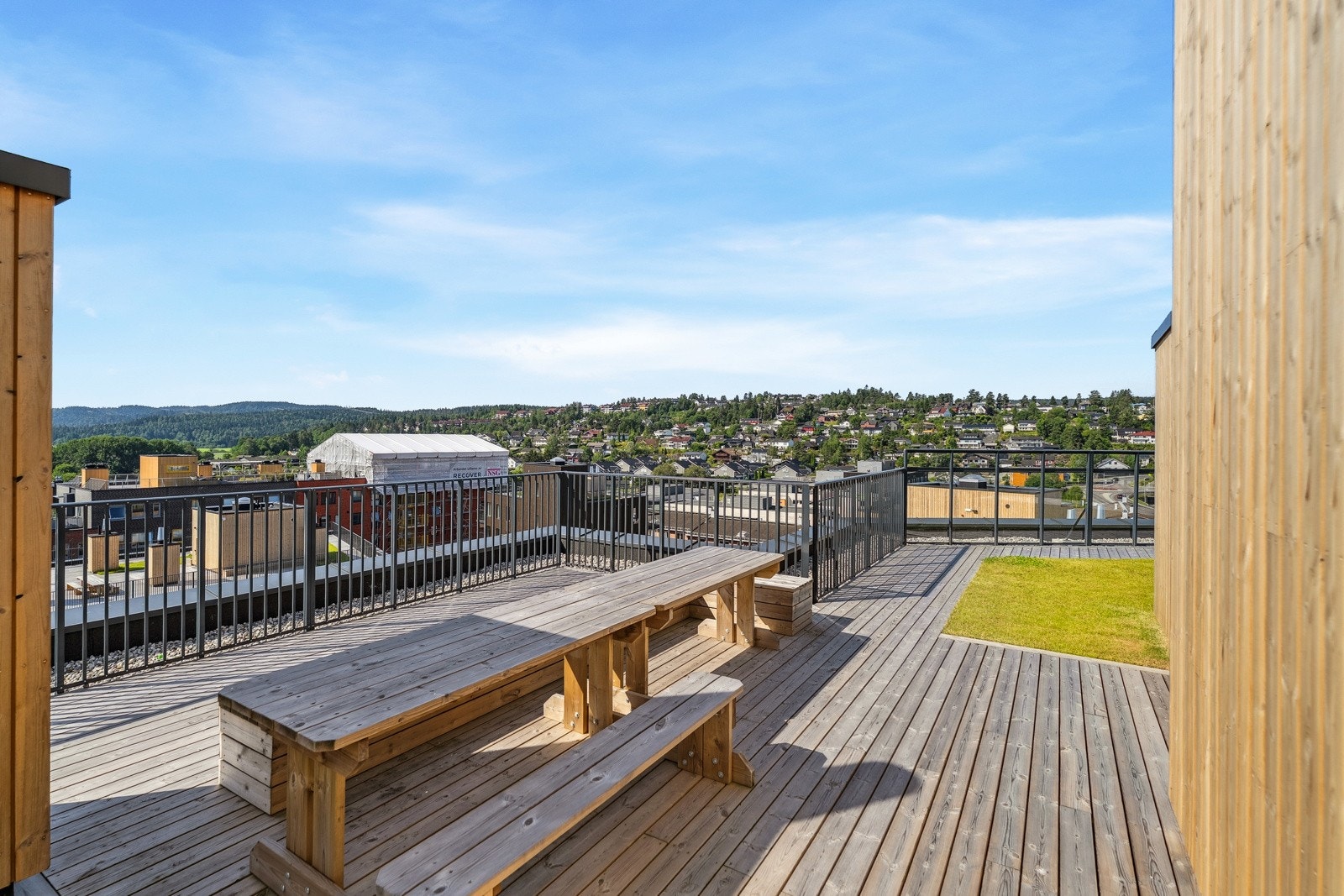 Leiligheten har tilgang til en flott felles takterrasse på toppen av bygget. Galleribilde
