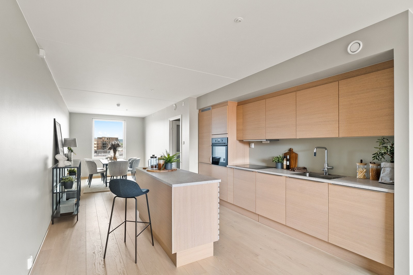 Nyoppført og innbydende 4-roms leilighet i det populære prosjektet Lørenskog Hageby! Svært god internbeliggenhet i byggets 7. etasje, med flotte solforhold. Galleribilde